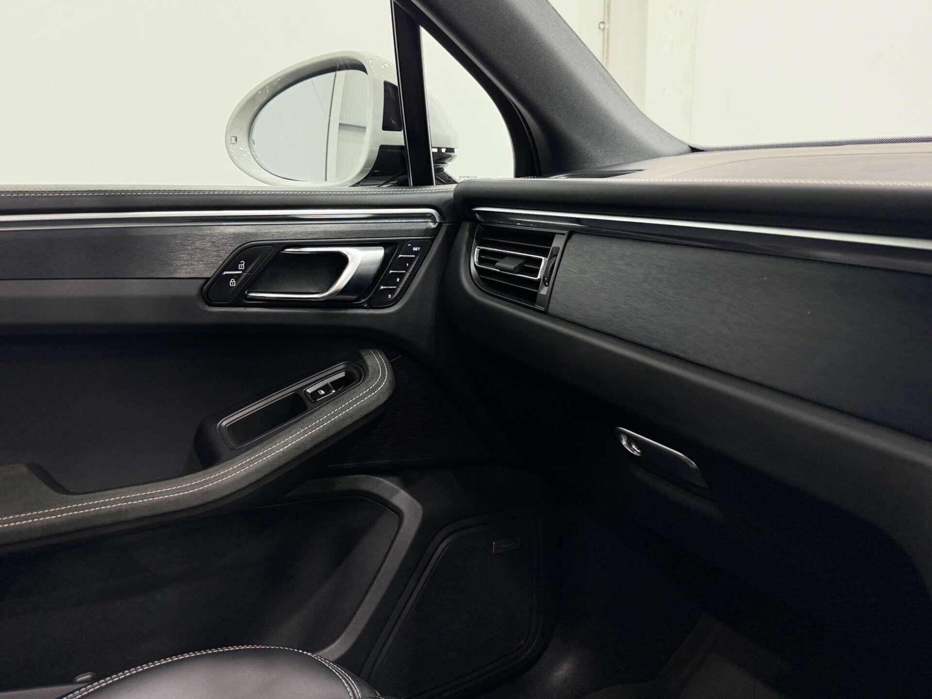 Porsche Macan view 45