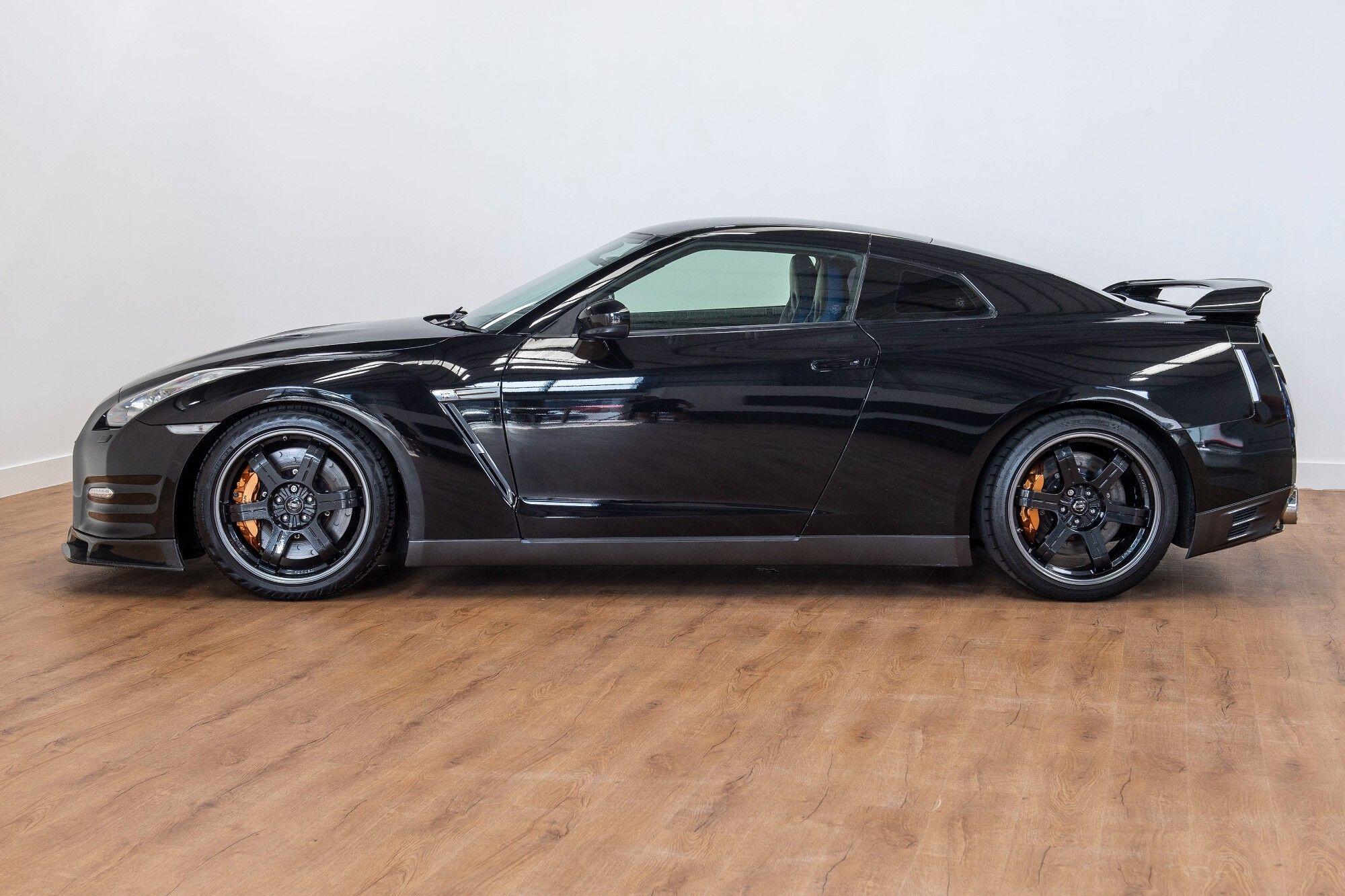 Nissan GT-R view 4