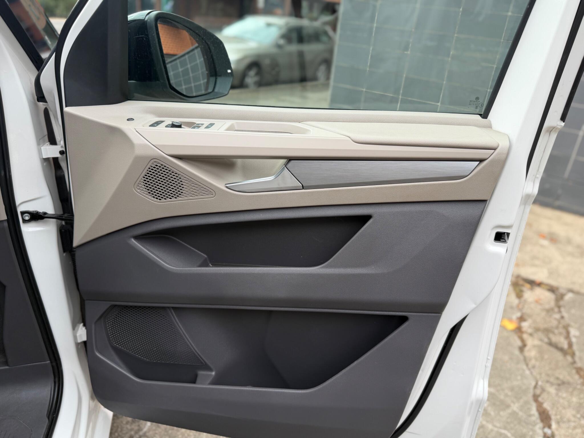 Volkswagen Multivan view 24