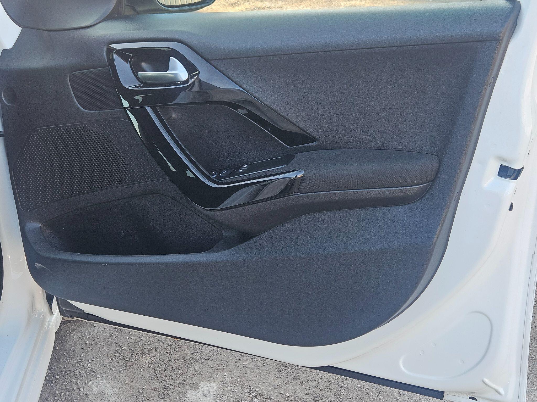 2017 Peugeot 208 image 36