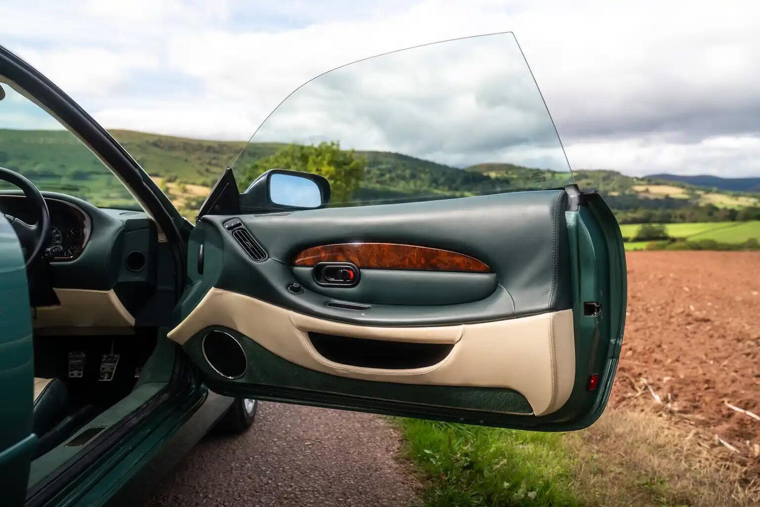 Aston Martin DB7 view 20
