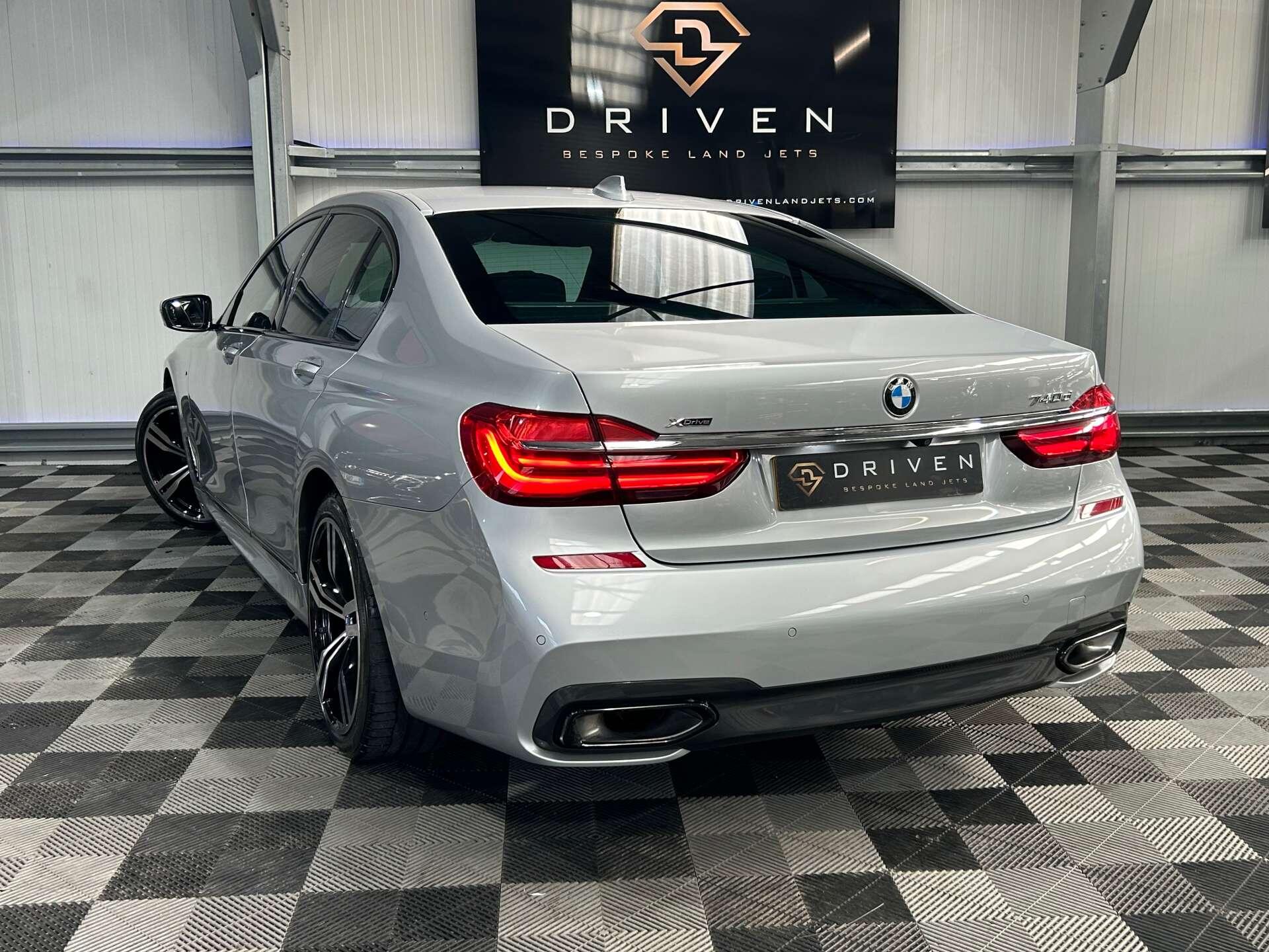 BMW 7 Series view 18