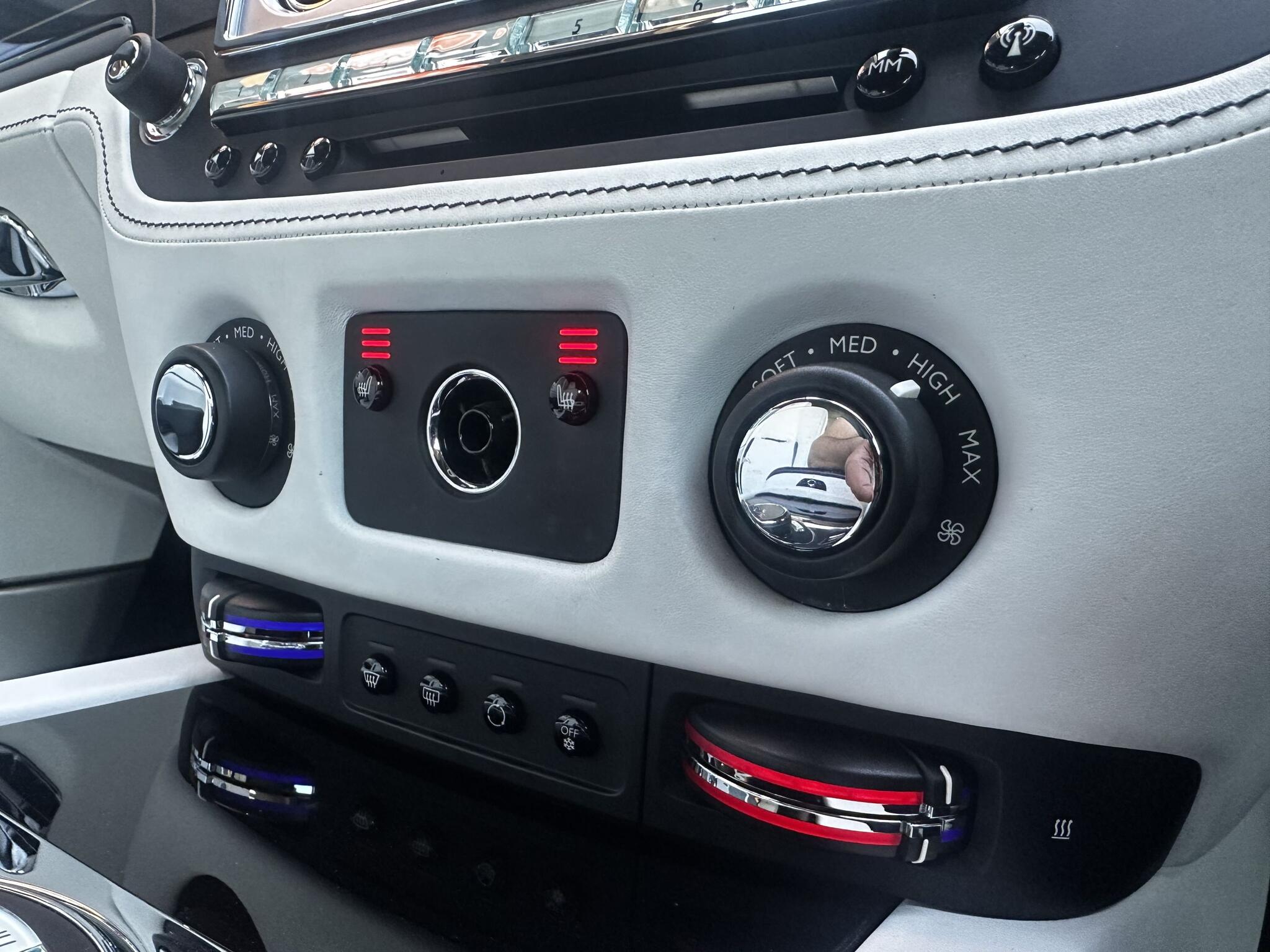 Rolls-Royce Dawn view 24