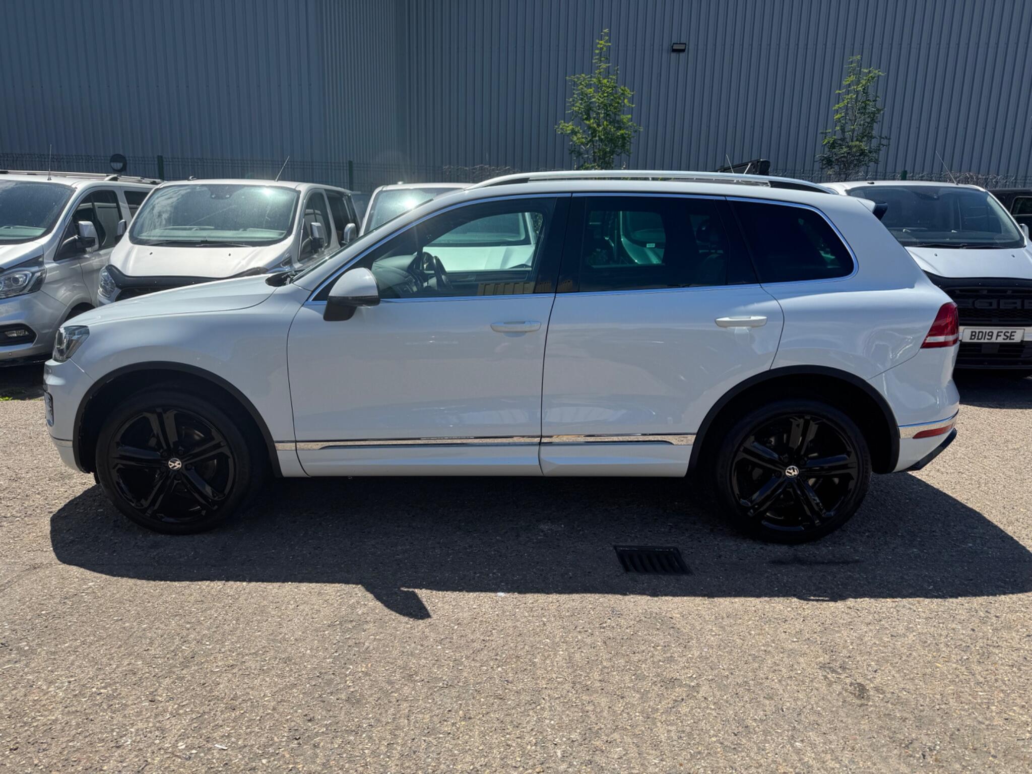 Volkswagen Touareg view 8