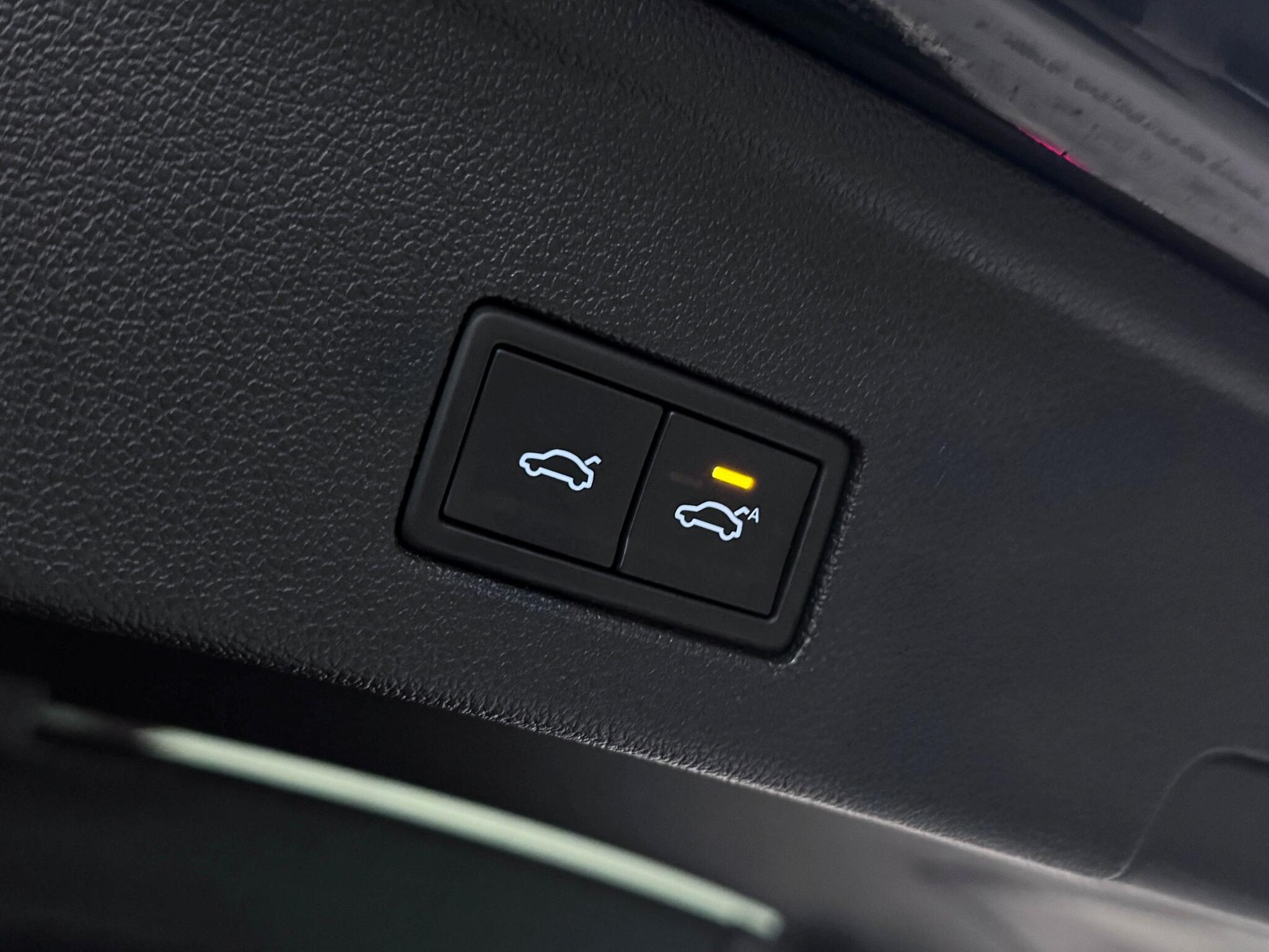 Volkswagen Touareg view 14
