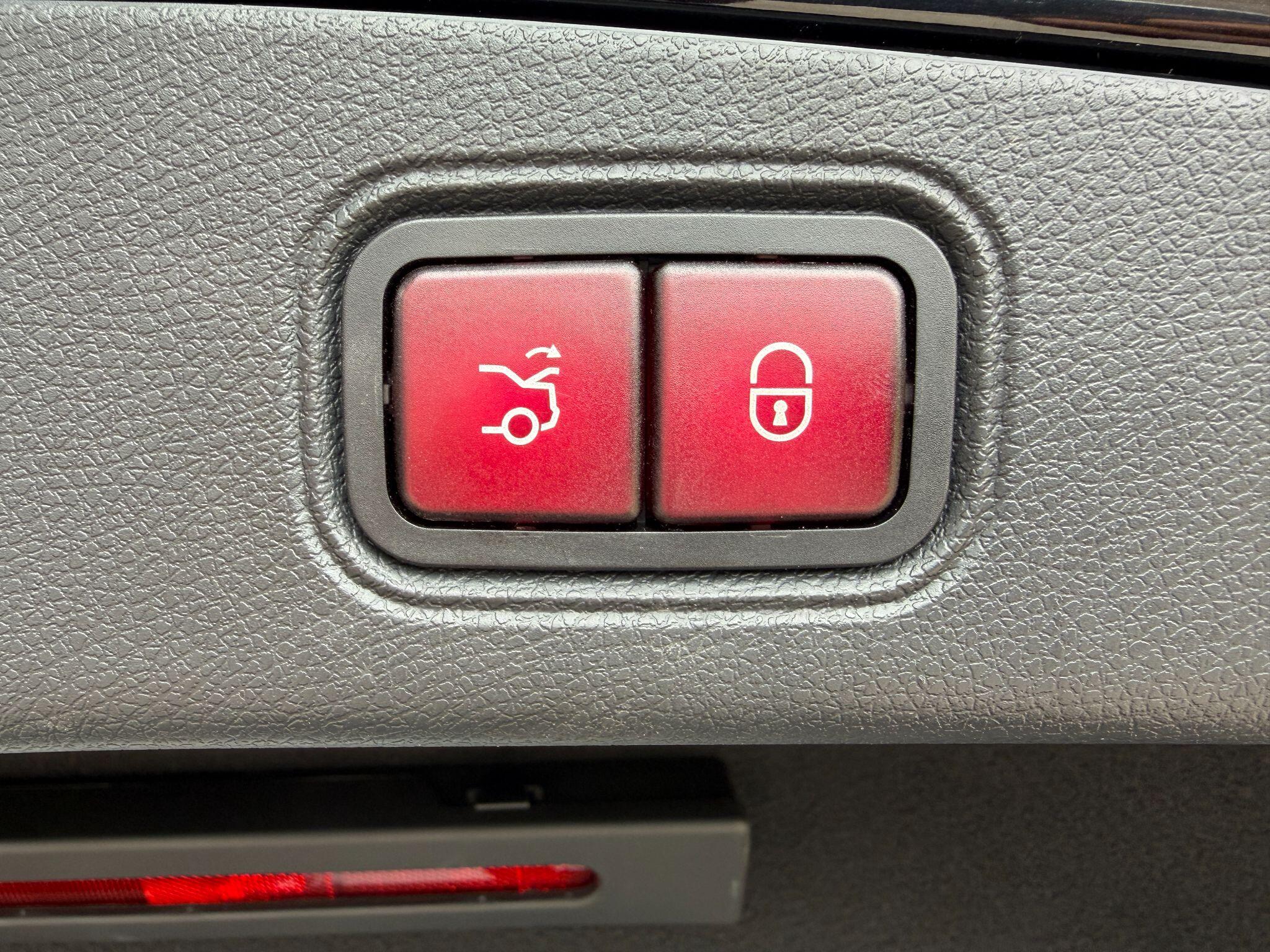 Mercedes-Benz E-Class view 38