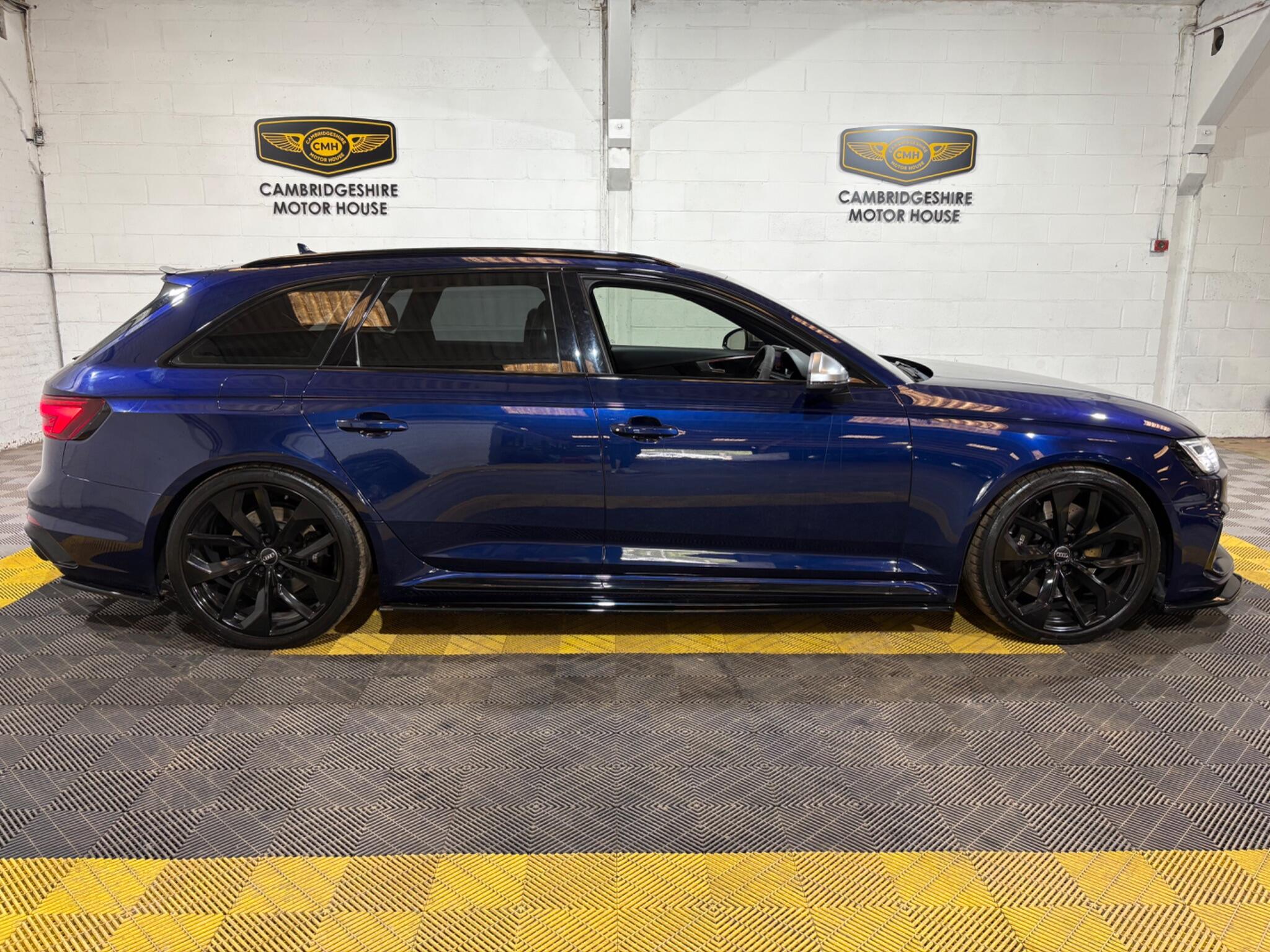 Audi RS4 Avant view 28