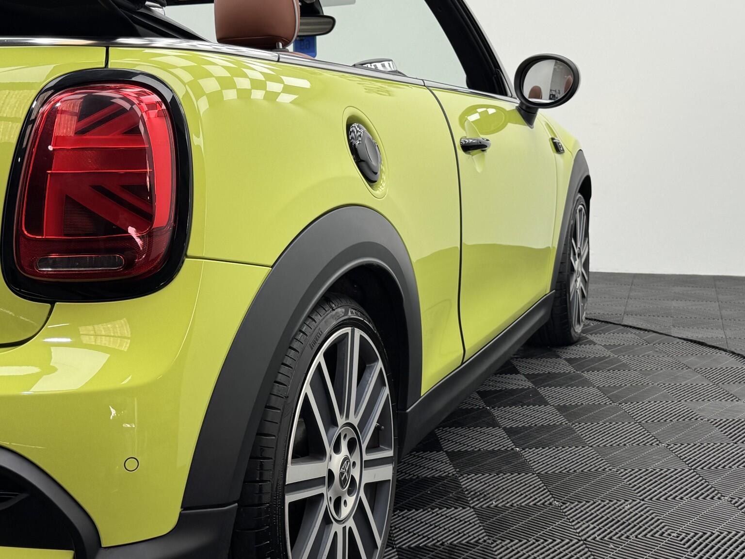 Mini Convertible view 52