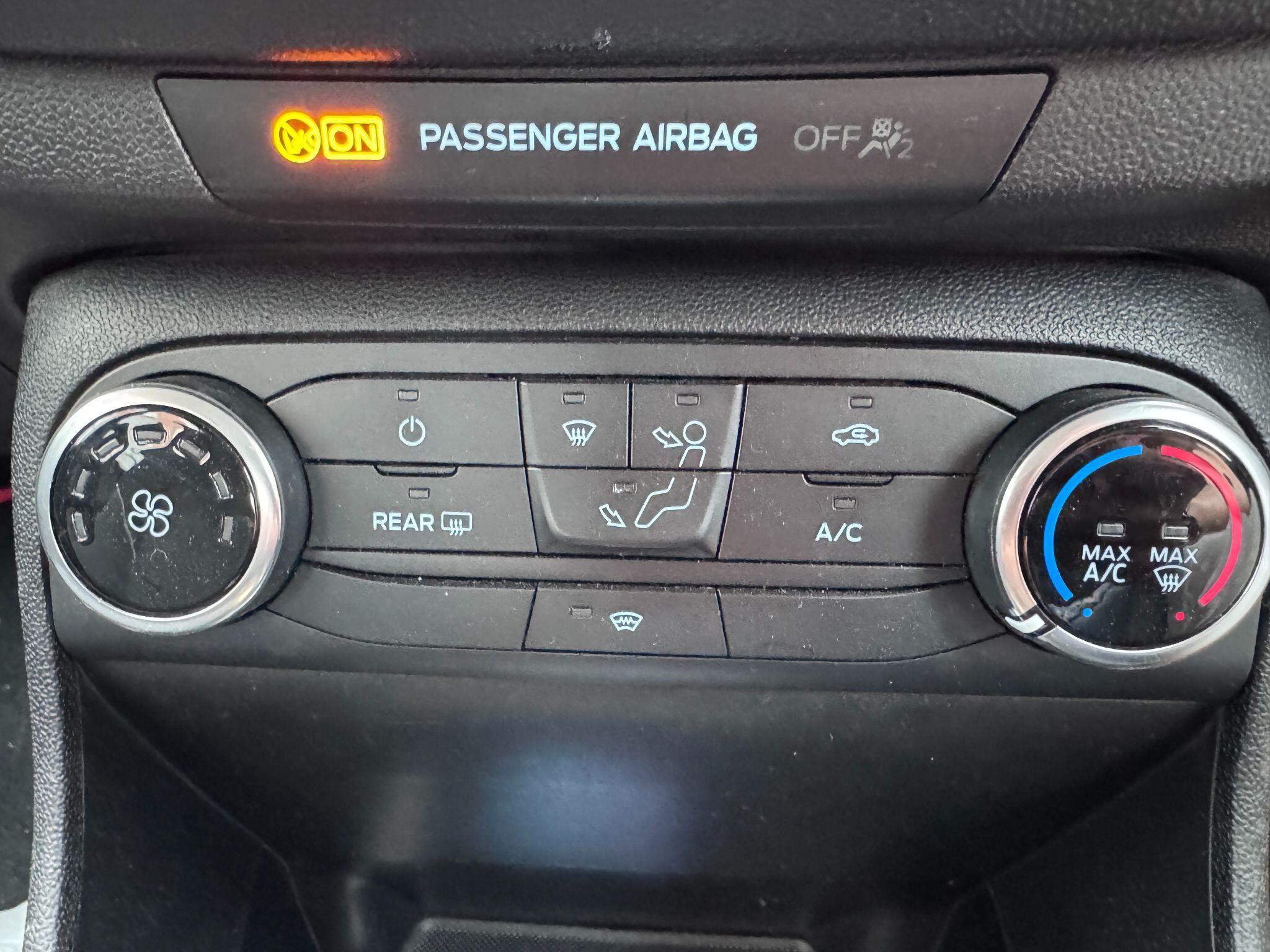 2017 Ford Fiesta image 35