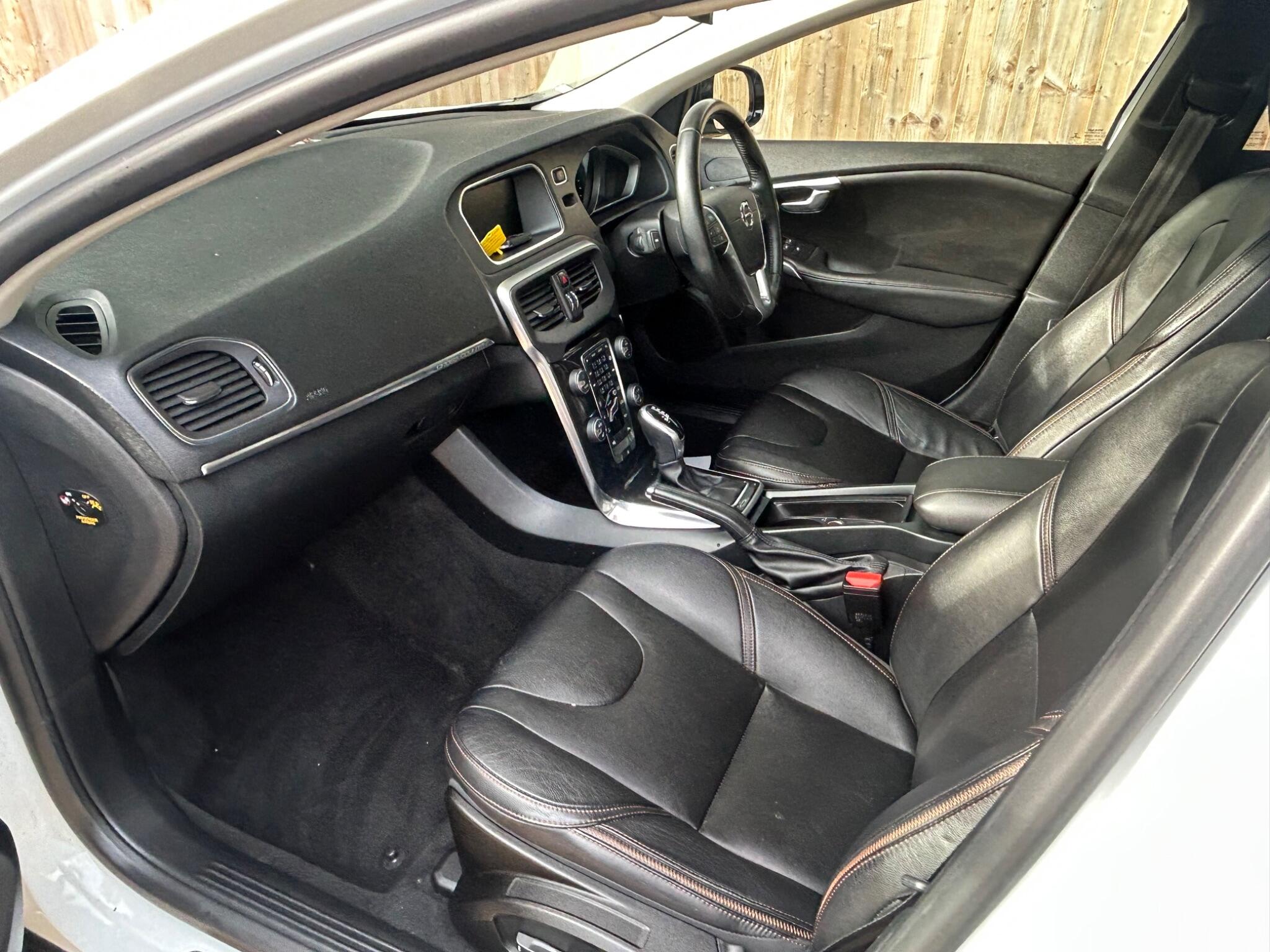 Volvo V40 Cross Country view 4