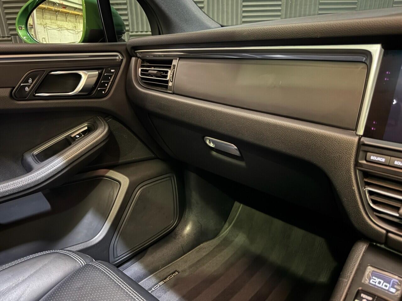Porsche Macan view 20