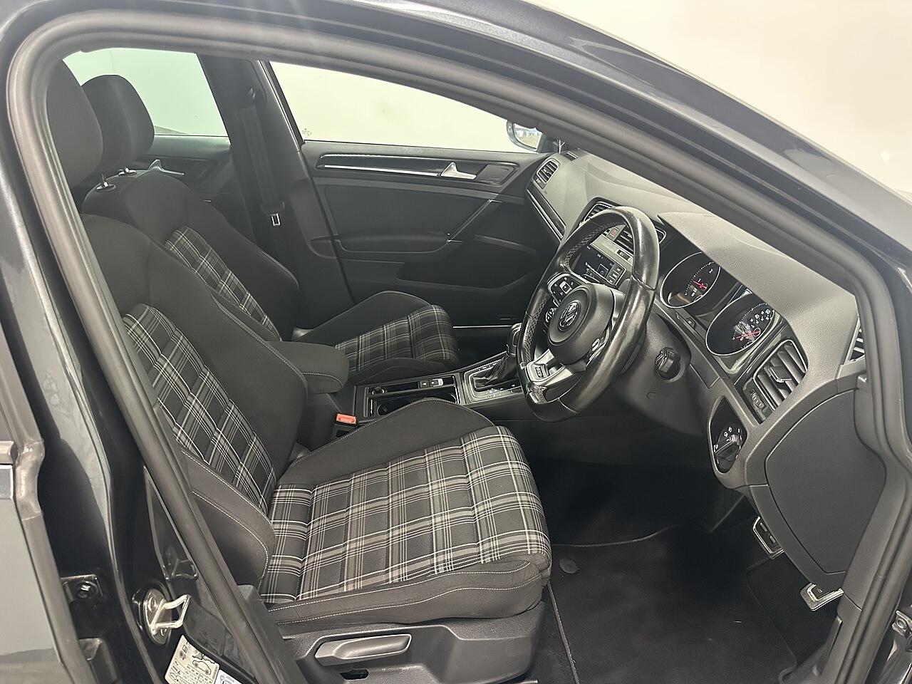 Volkswagen Golf view 8