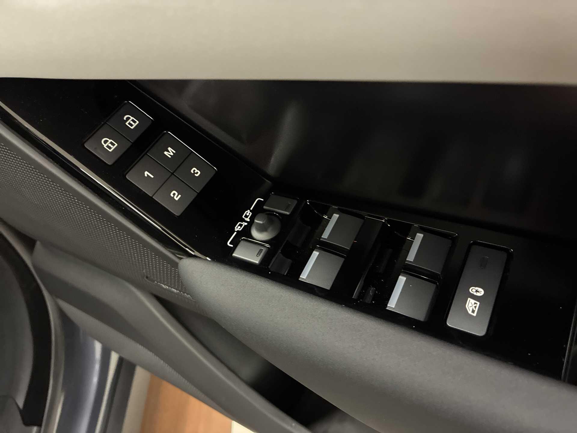 Land Rover Range Rover Velar view 24