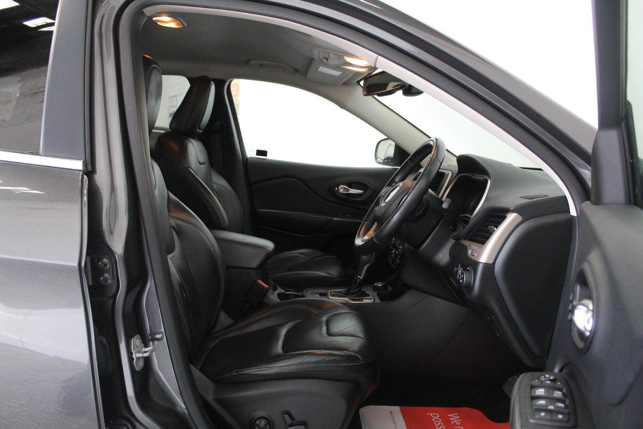 Jeep Cherokee view 30