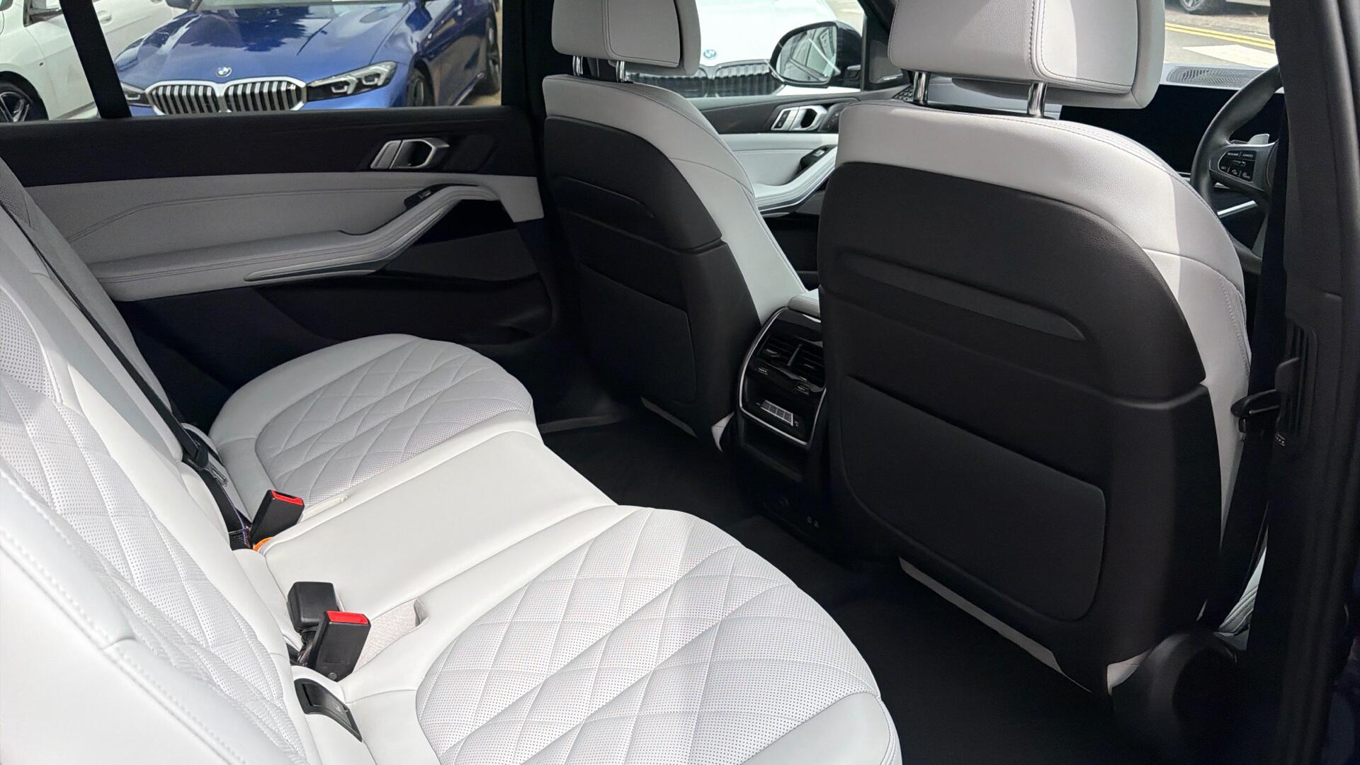 BMW X7 view 29