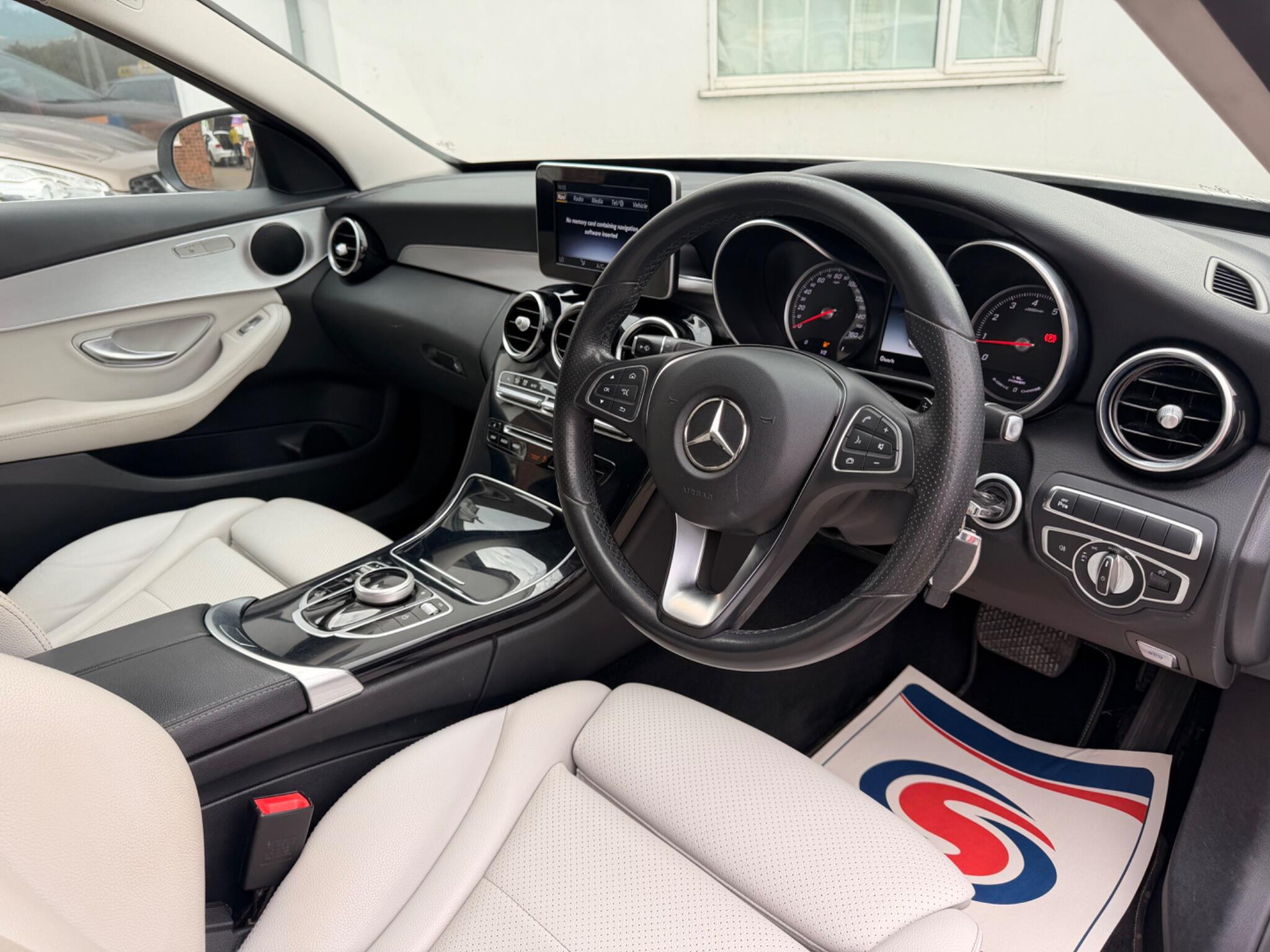 Mercedes-Benz C-Class view 28