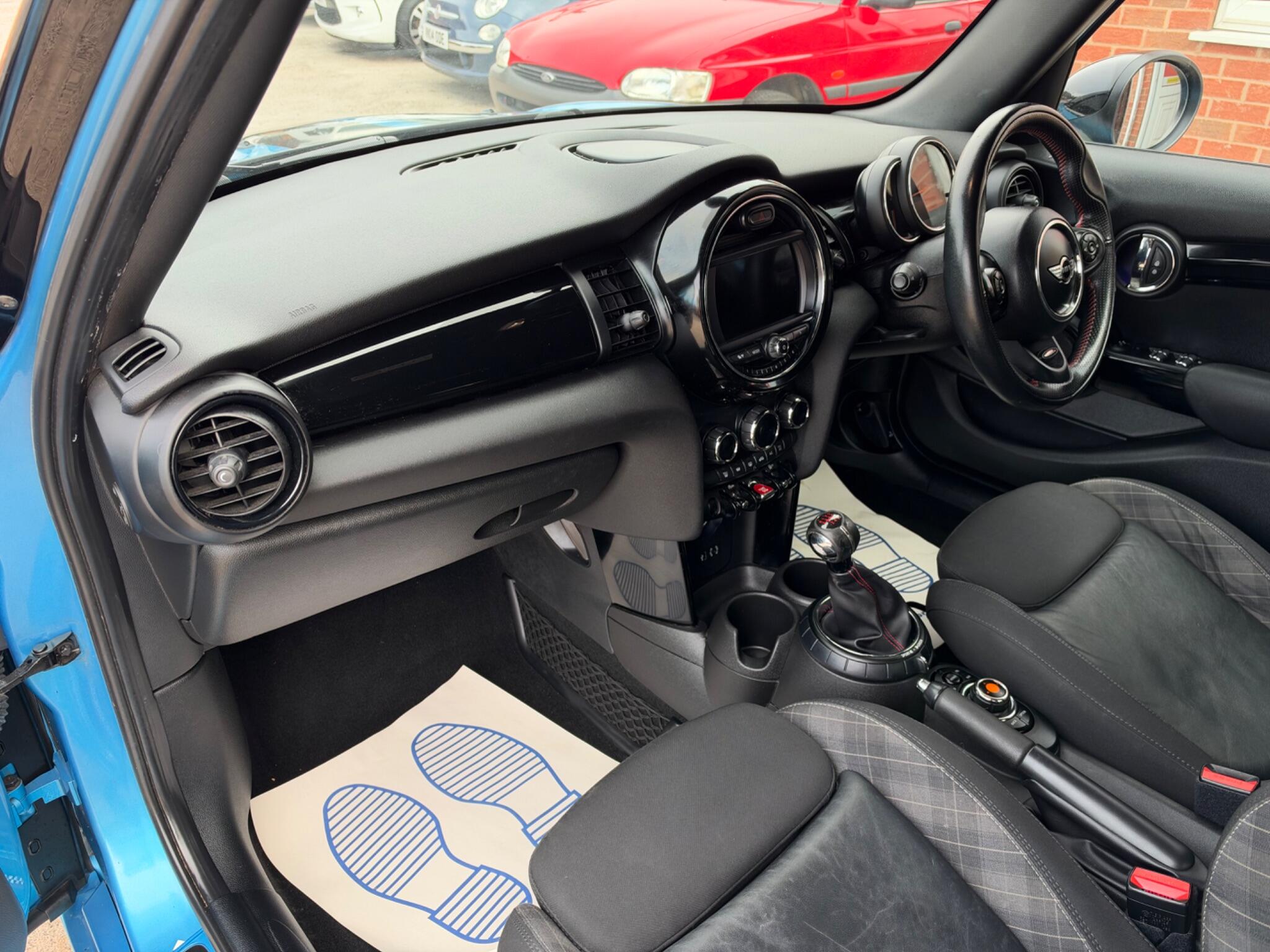 Mini Hatch view 19
