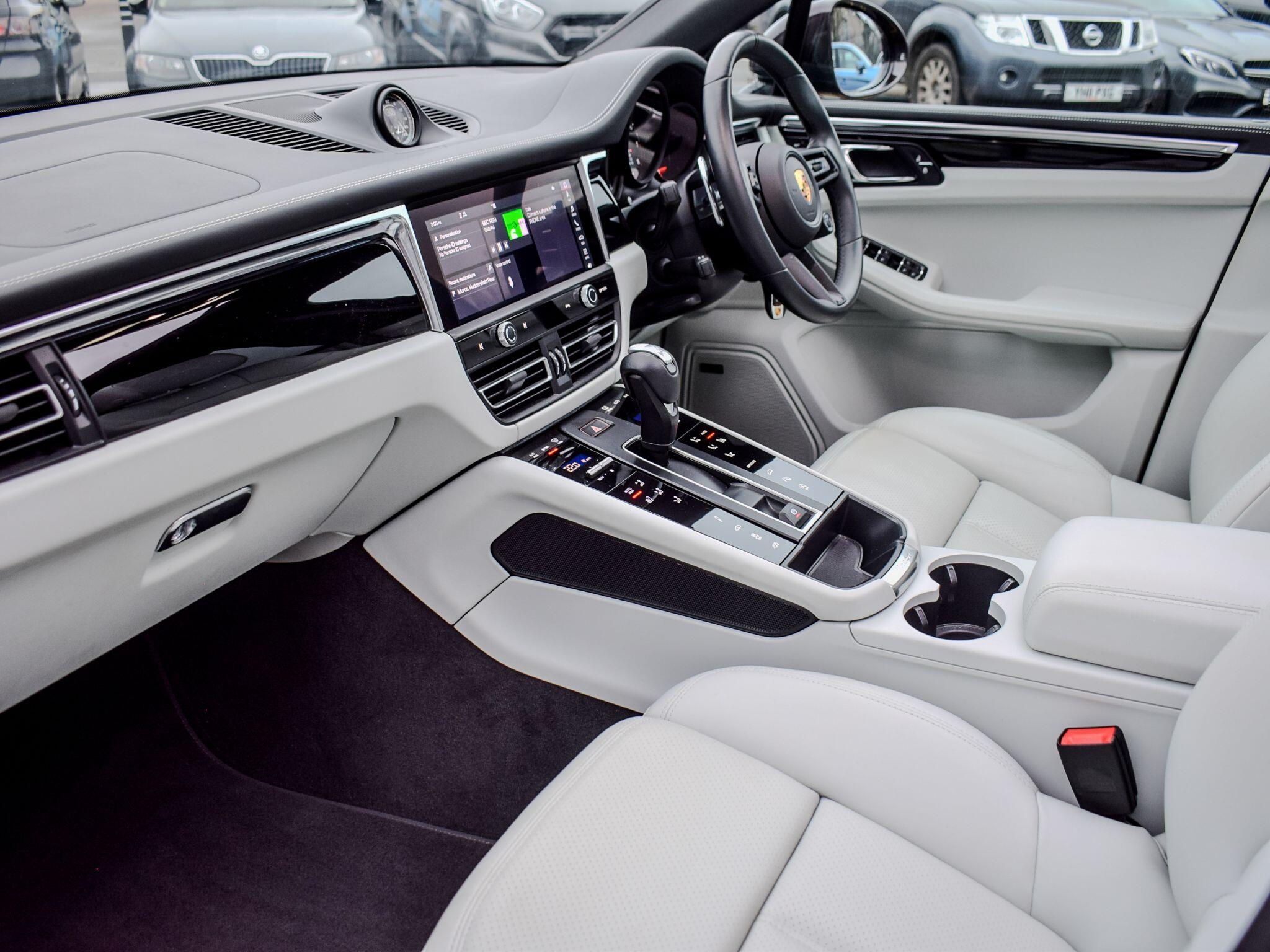 Porsche Macan view 18