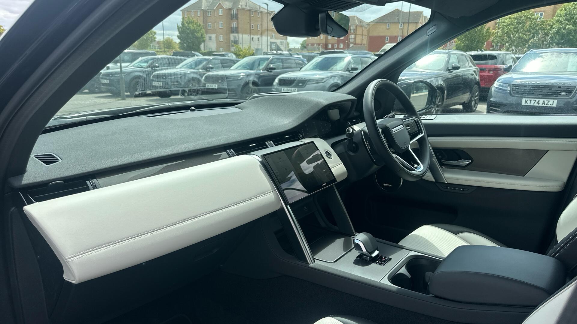 Land Rover Discovery Sport view 10