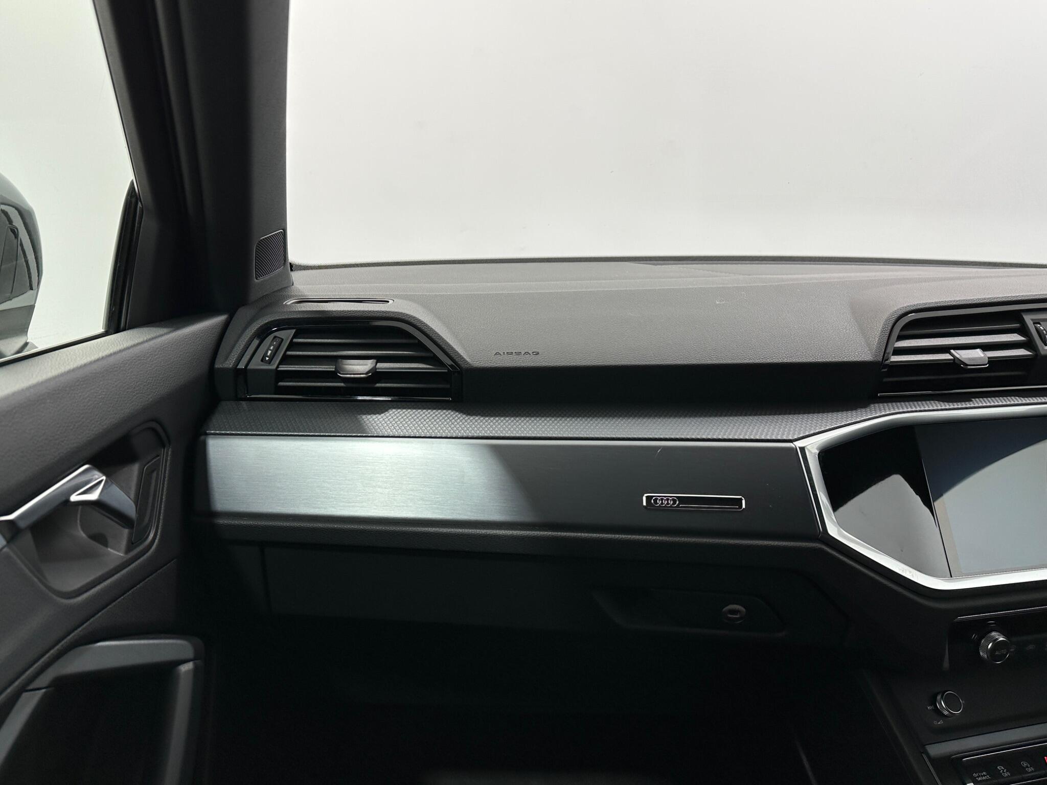Audi Q3 view 28