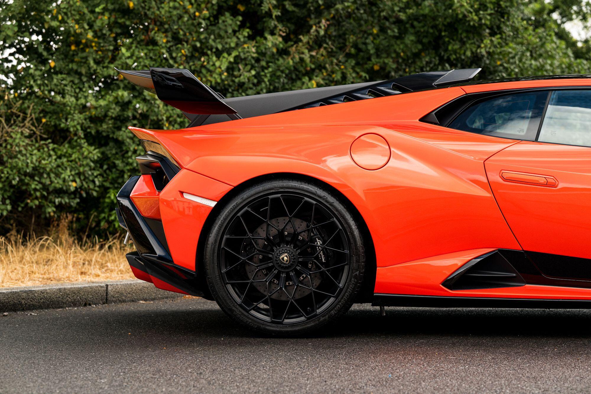 Lamborghini Huracan view 32