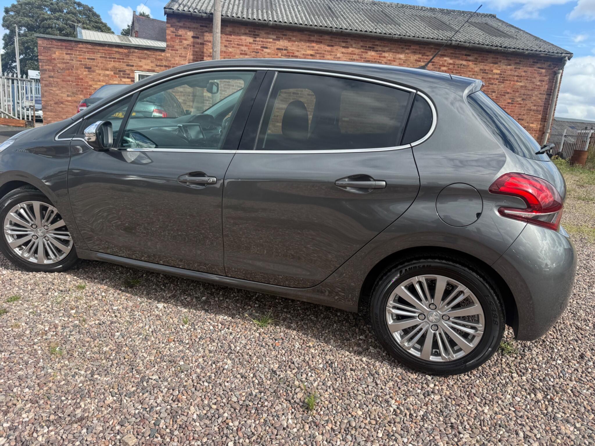 Peugeot 208 view 14