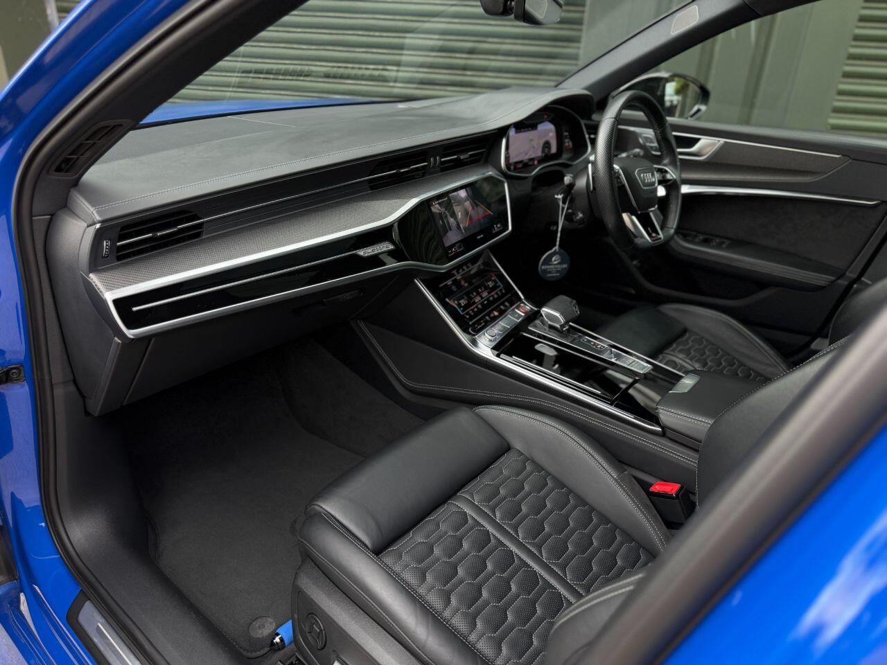 Audi RS6 Avant view 4