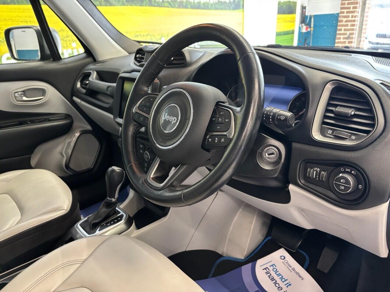 Jeep Renegade view 13