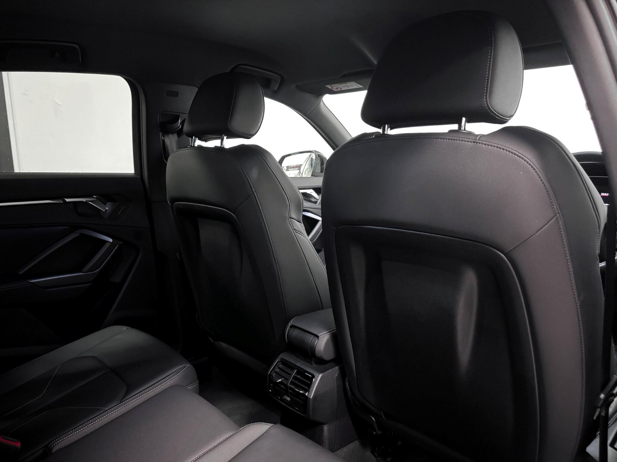 Audi Q3 view 9