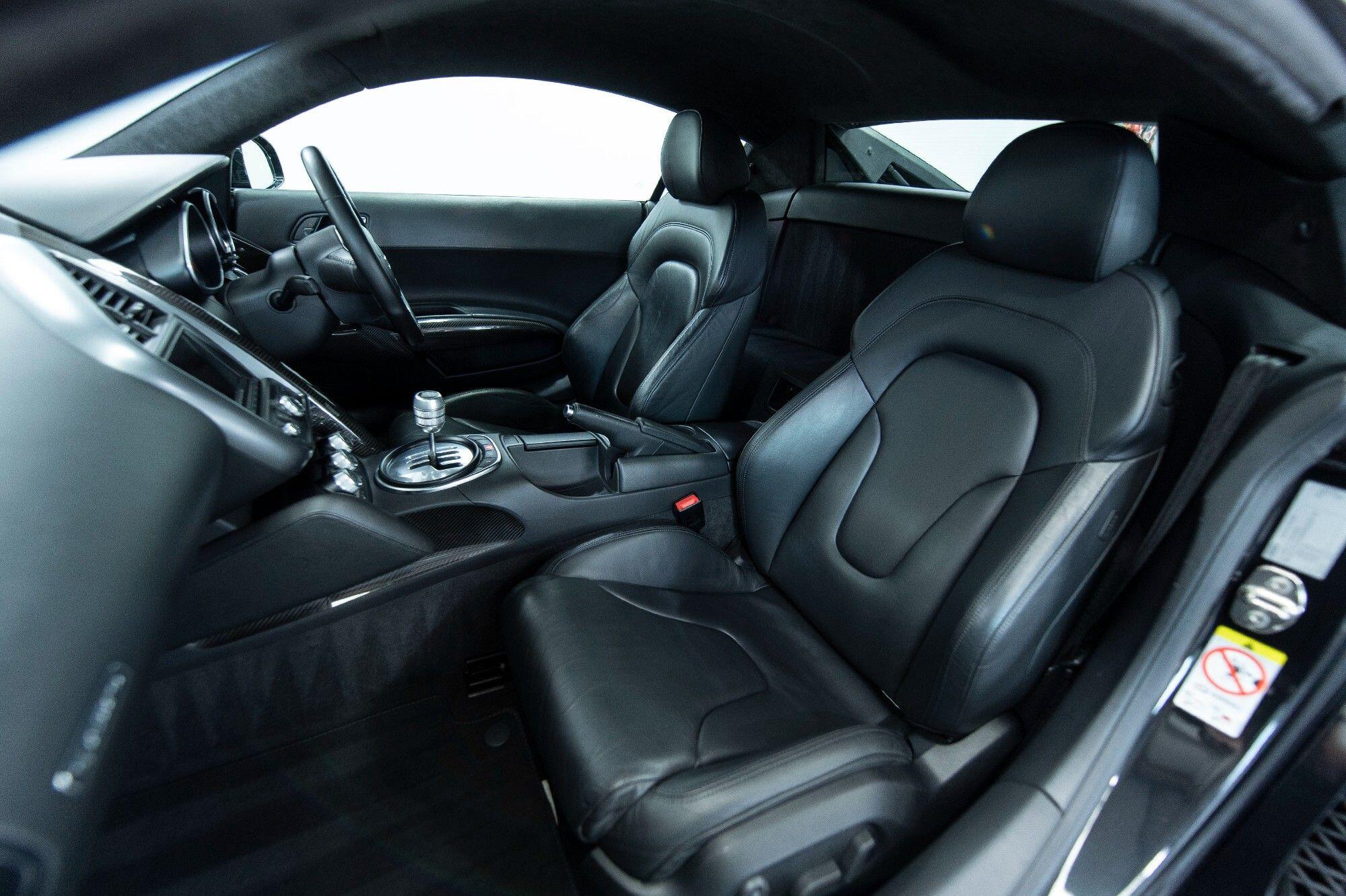 Audi R8 view 25