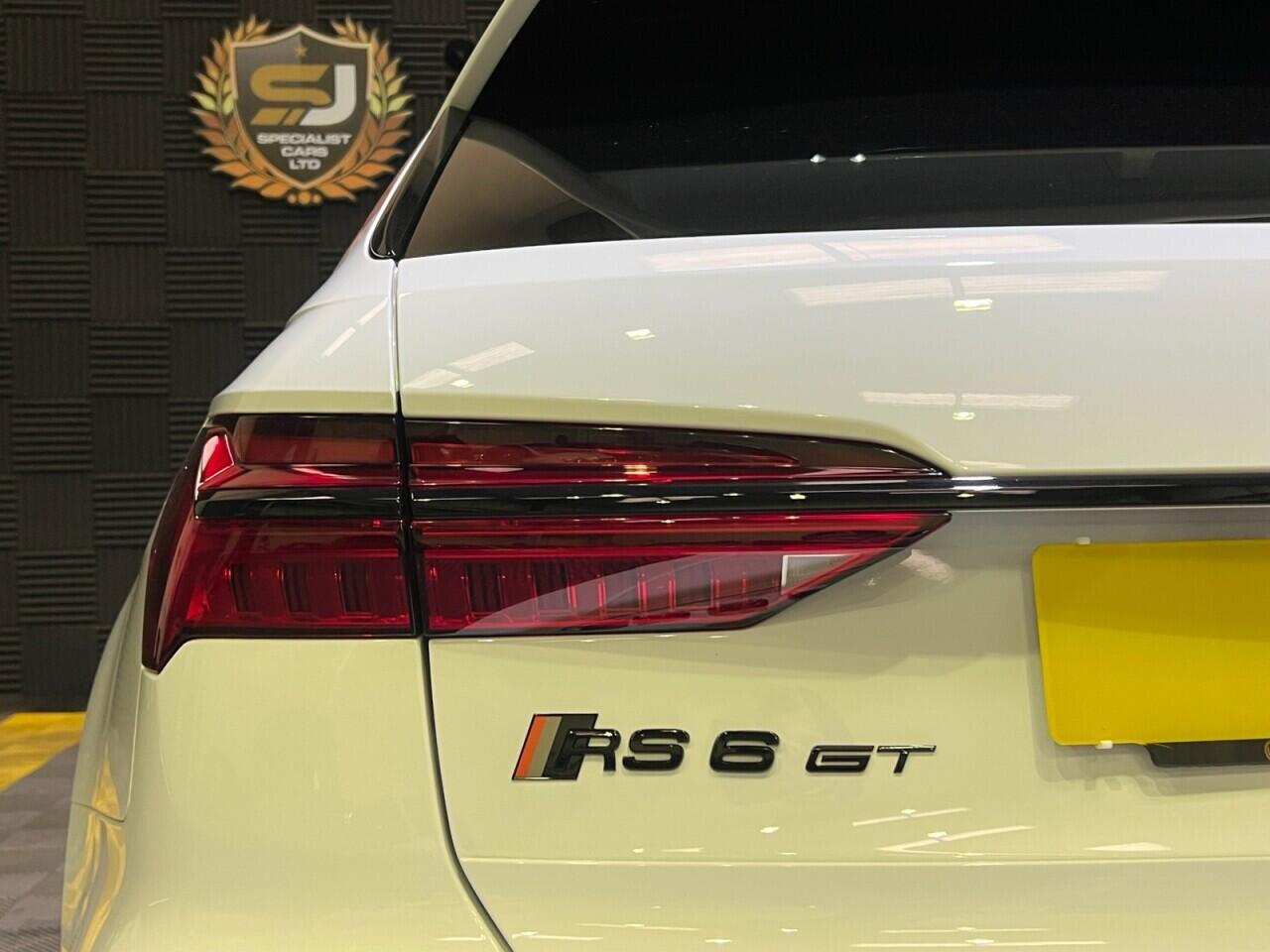 Audi RS6 Avant view 25
