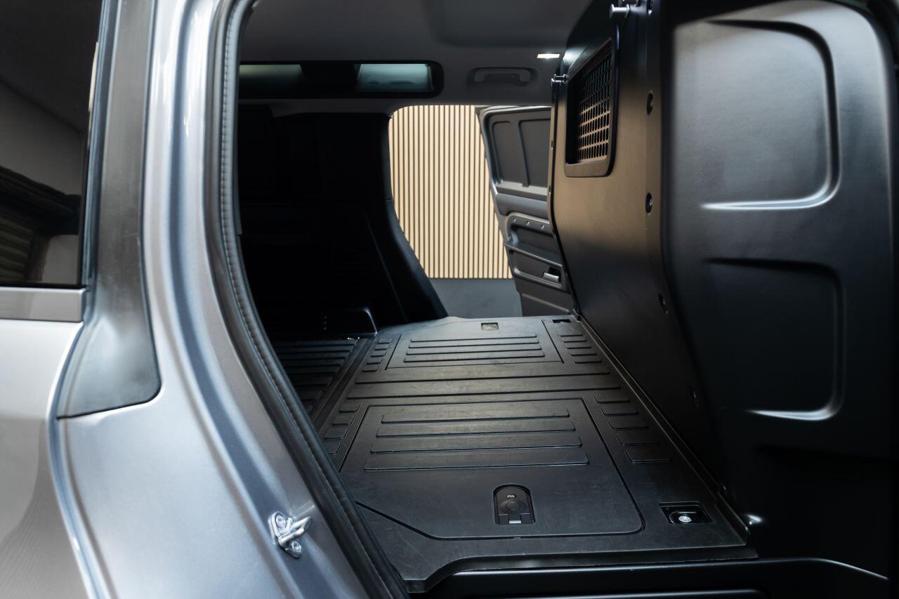 Land Rover Defender 110 view 15