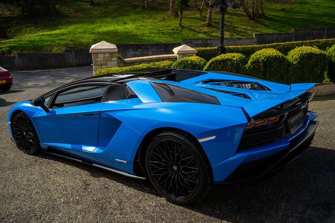 Lamborghini Aventador view 90