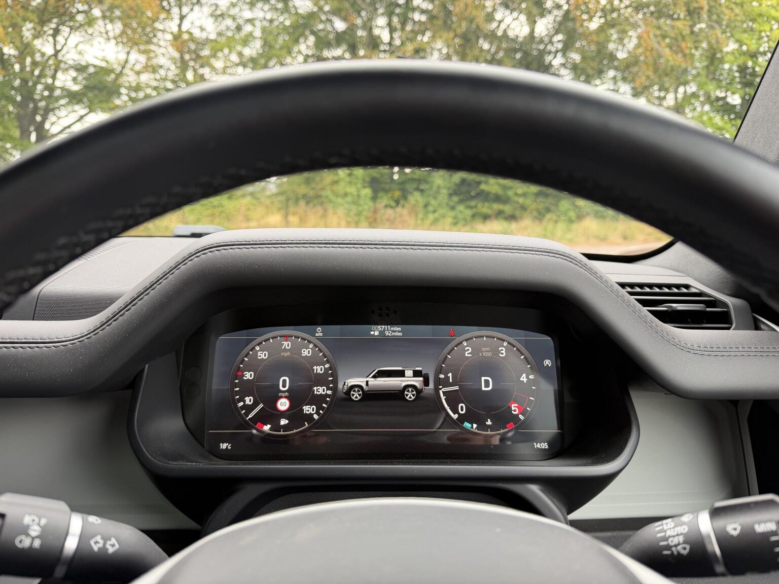 Land Rover Defender 110 view 18