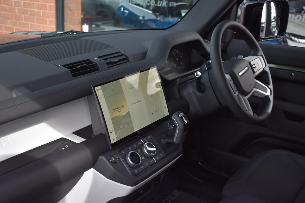 Land Rover Defender 110 view 12