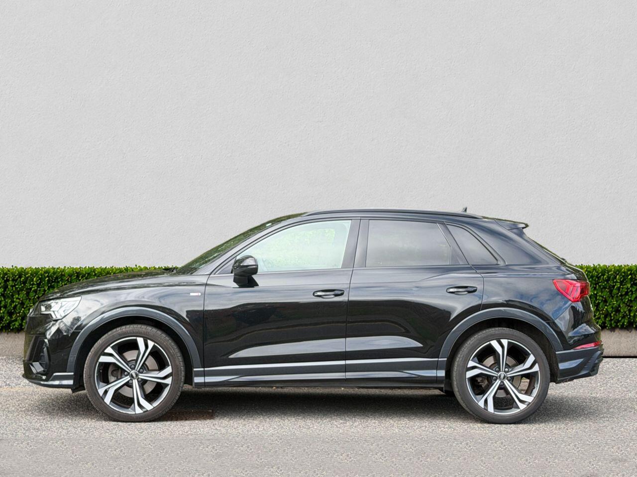 Audi Q3 view 4