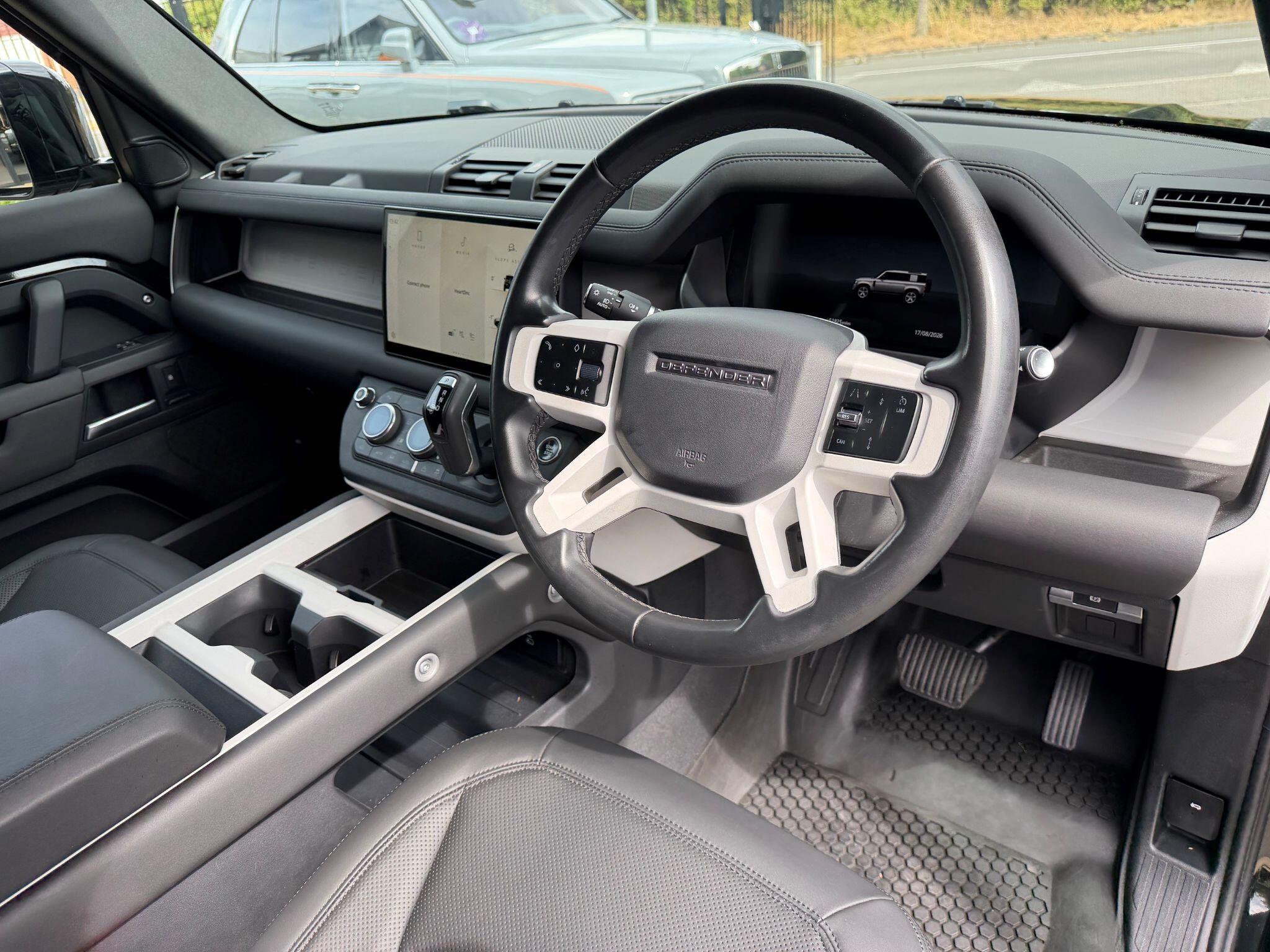 Land Rover Defender 110 view 13