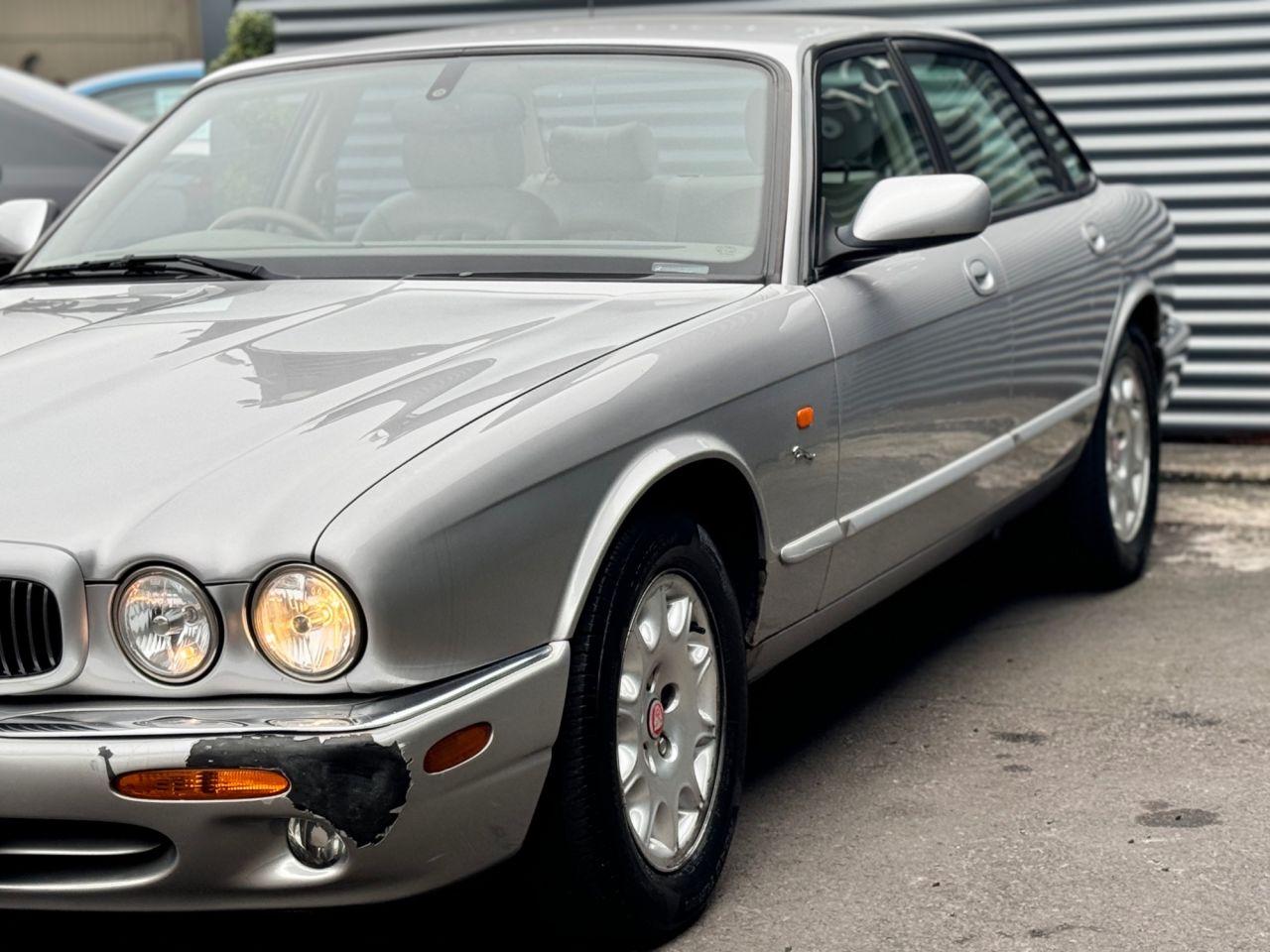 Jaguar XJ view 9