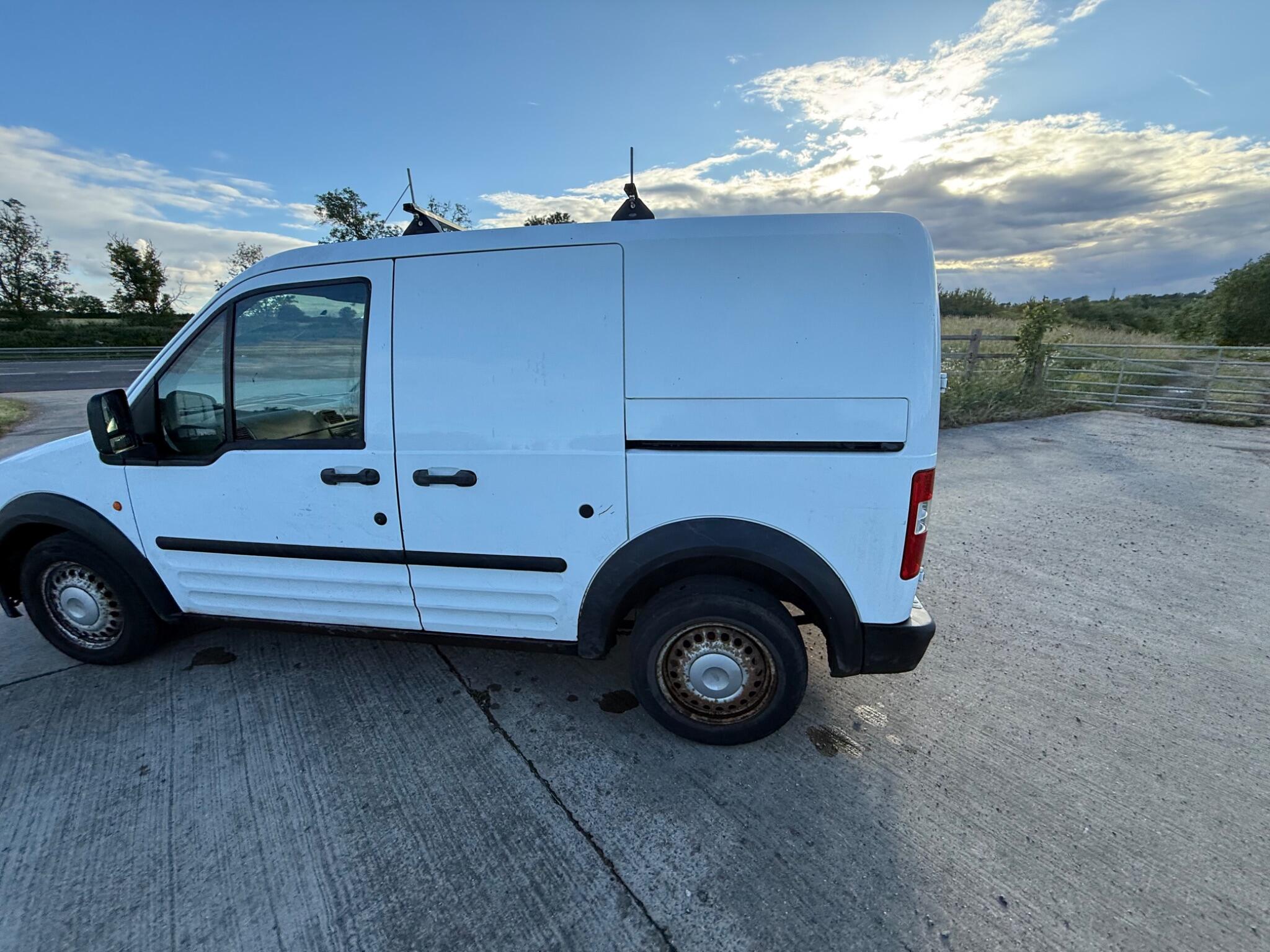 Ford Transit Connect 1.8 TDCi T200 LX L1 H1 4dr — photo 19 of 86