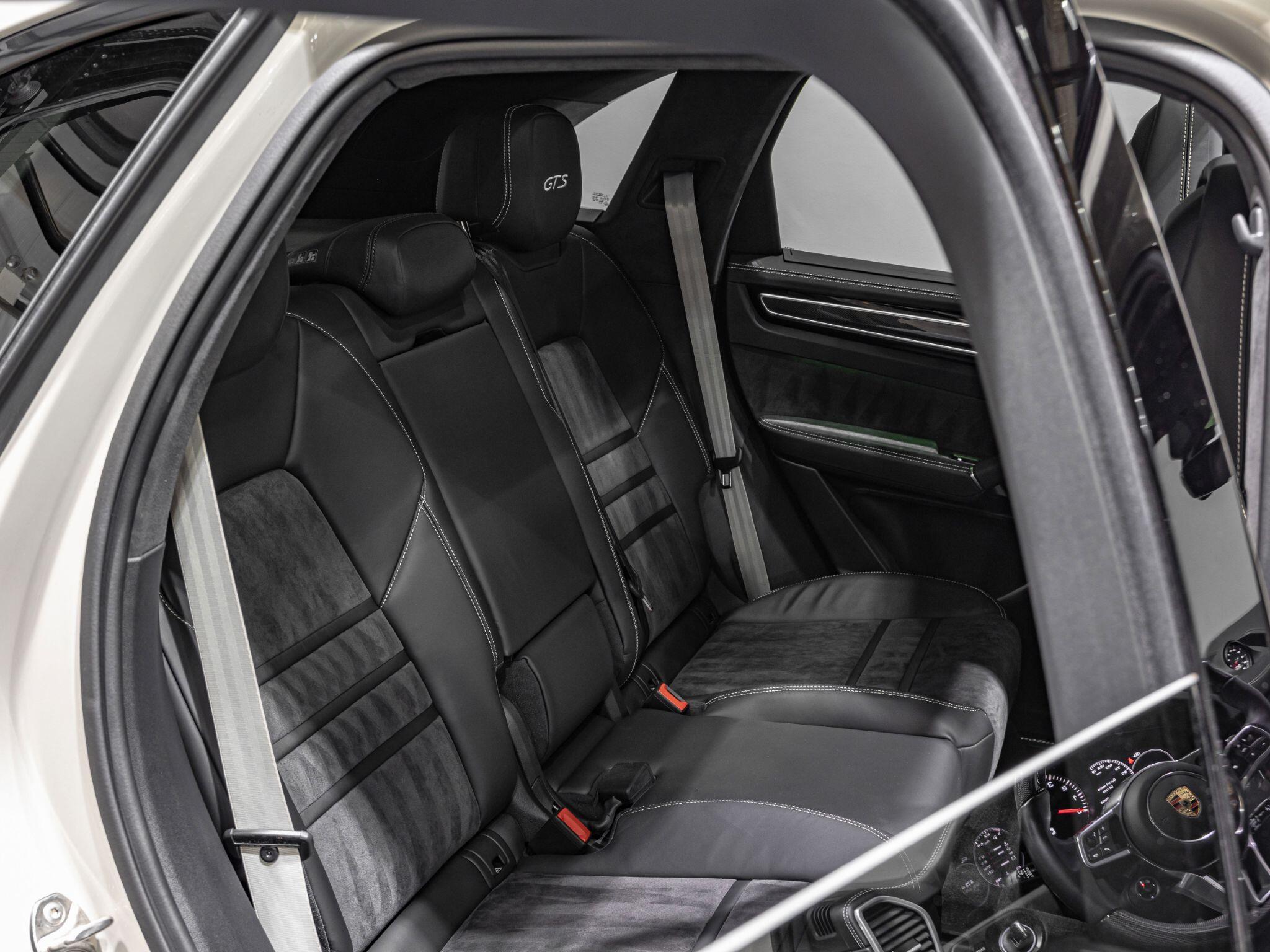 Porsche Cayenne view 32