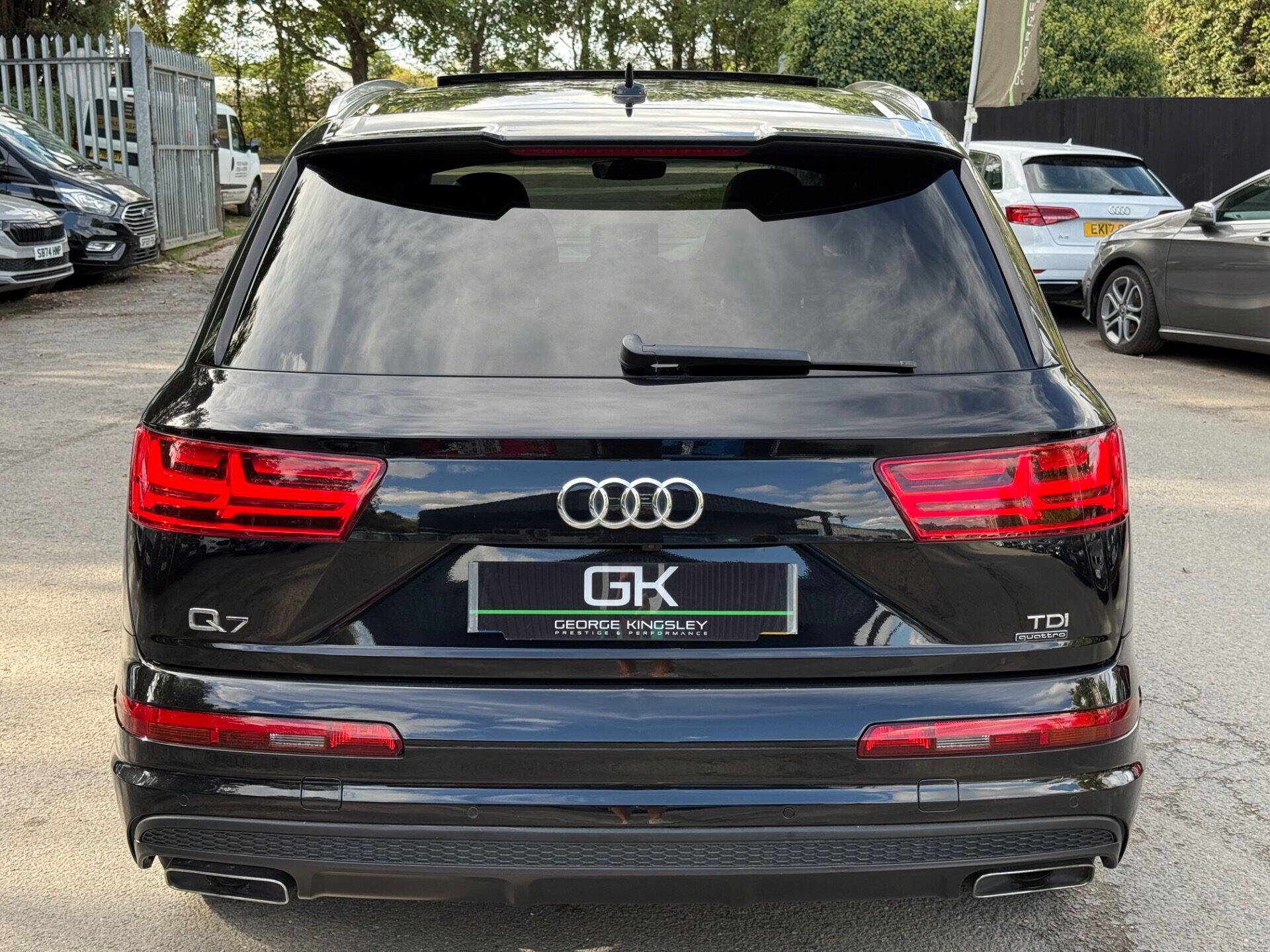 Audi Q7 view 8