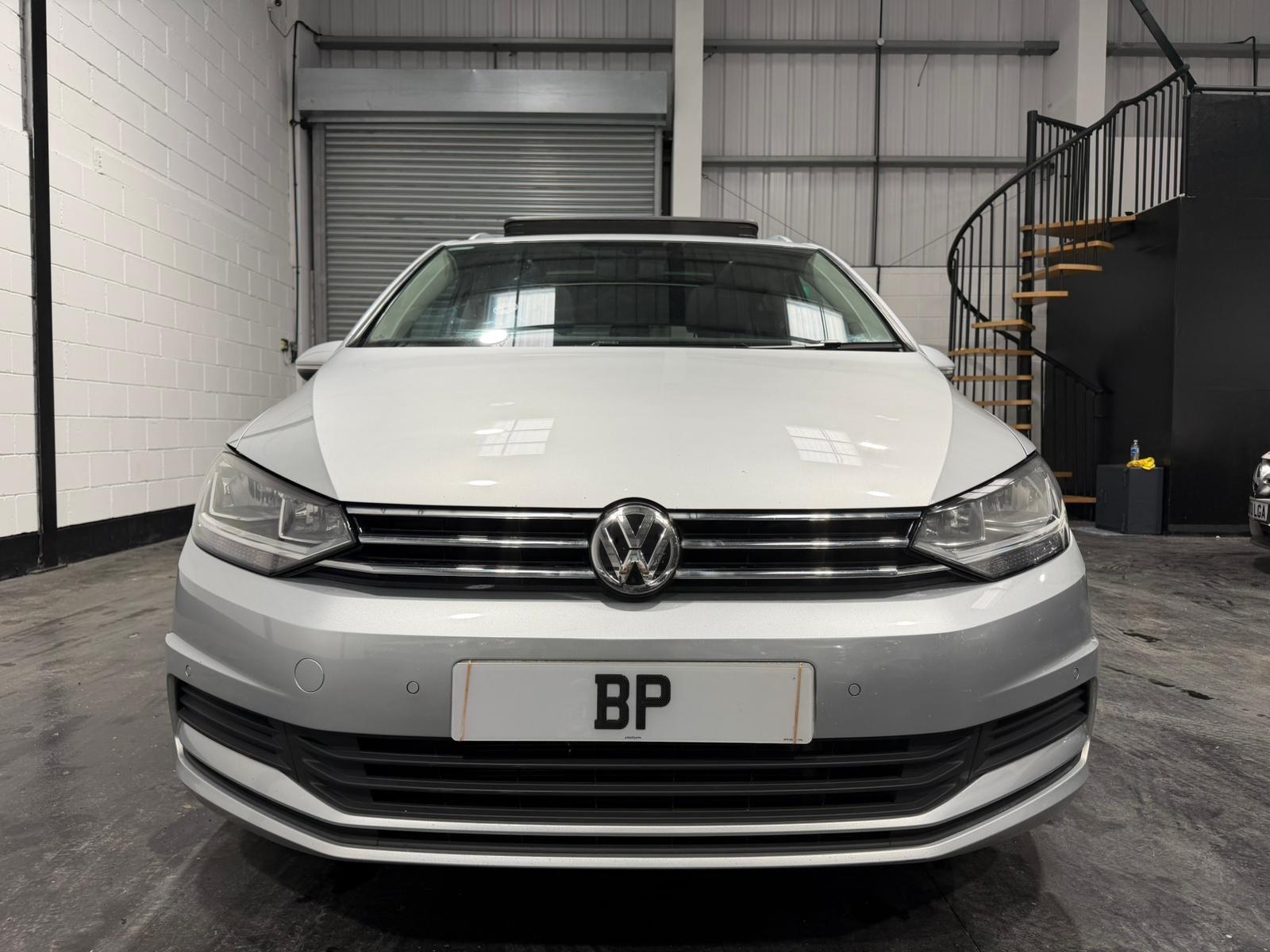Volkswagen Touran view 2