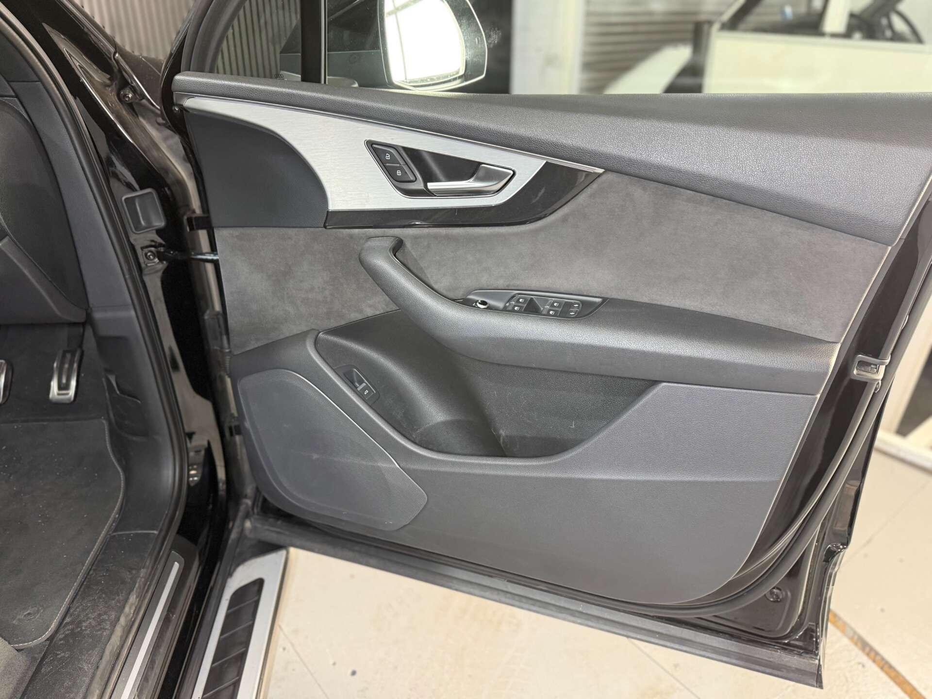 Audi Q7 view 29