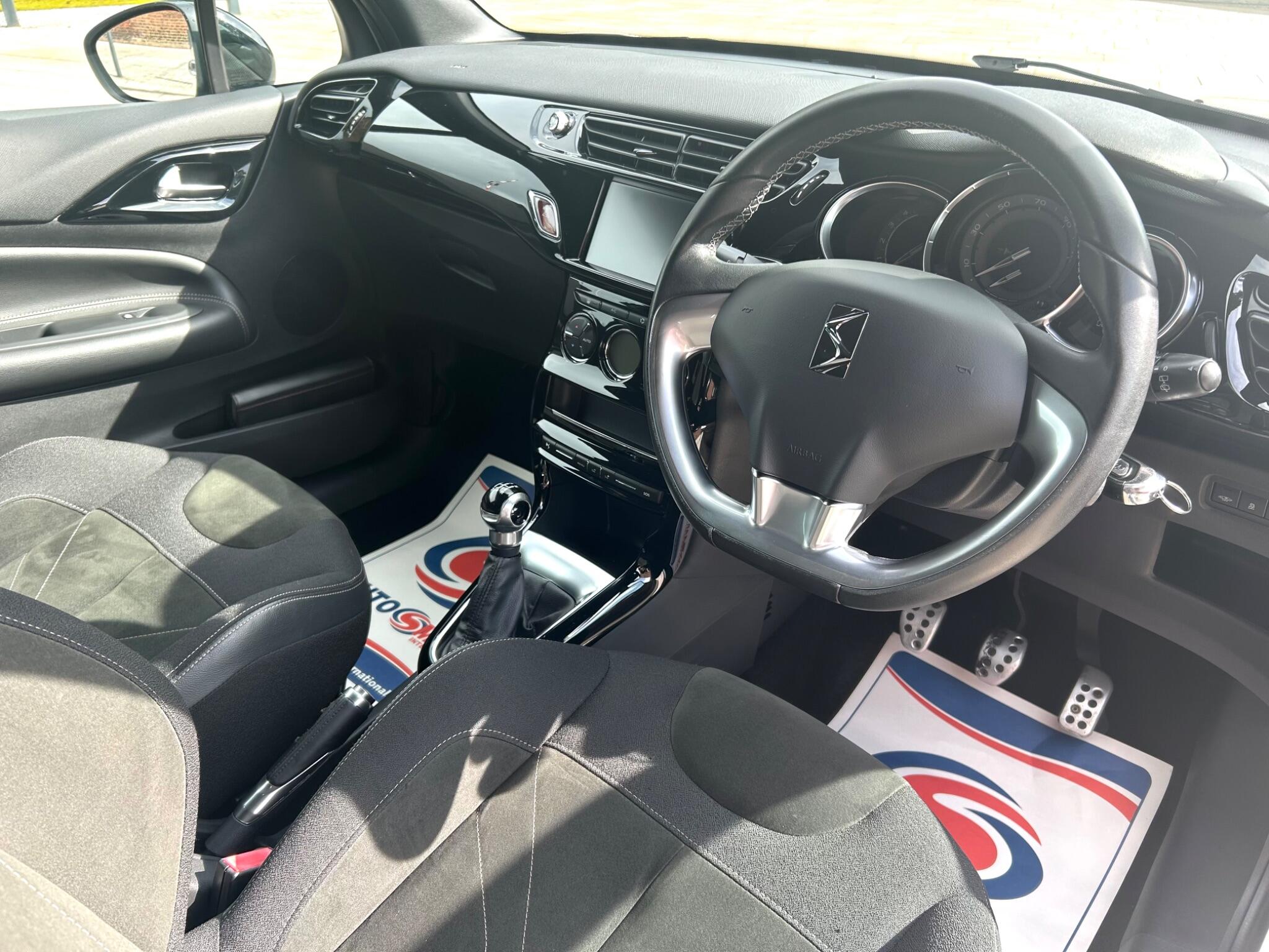 DS Automobiles DS 3 view 17