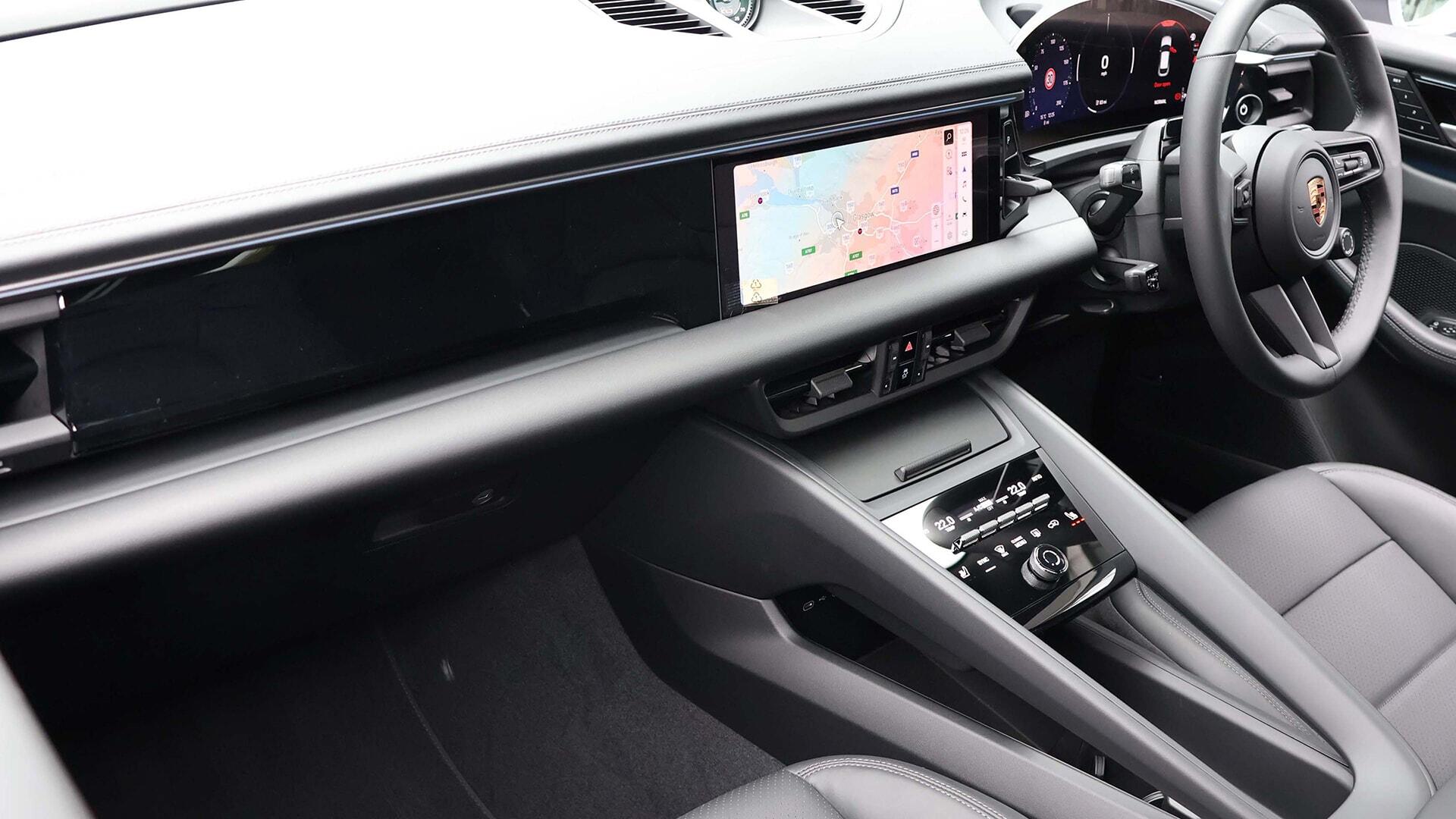 Porsche Macan view 3