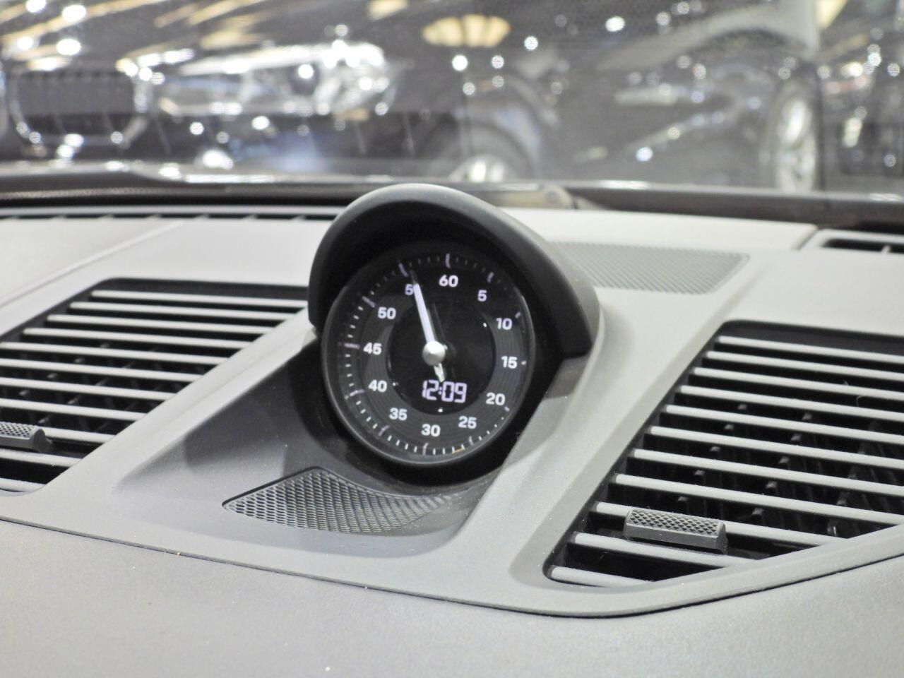 Porsche 911 view 34