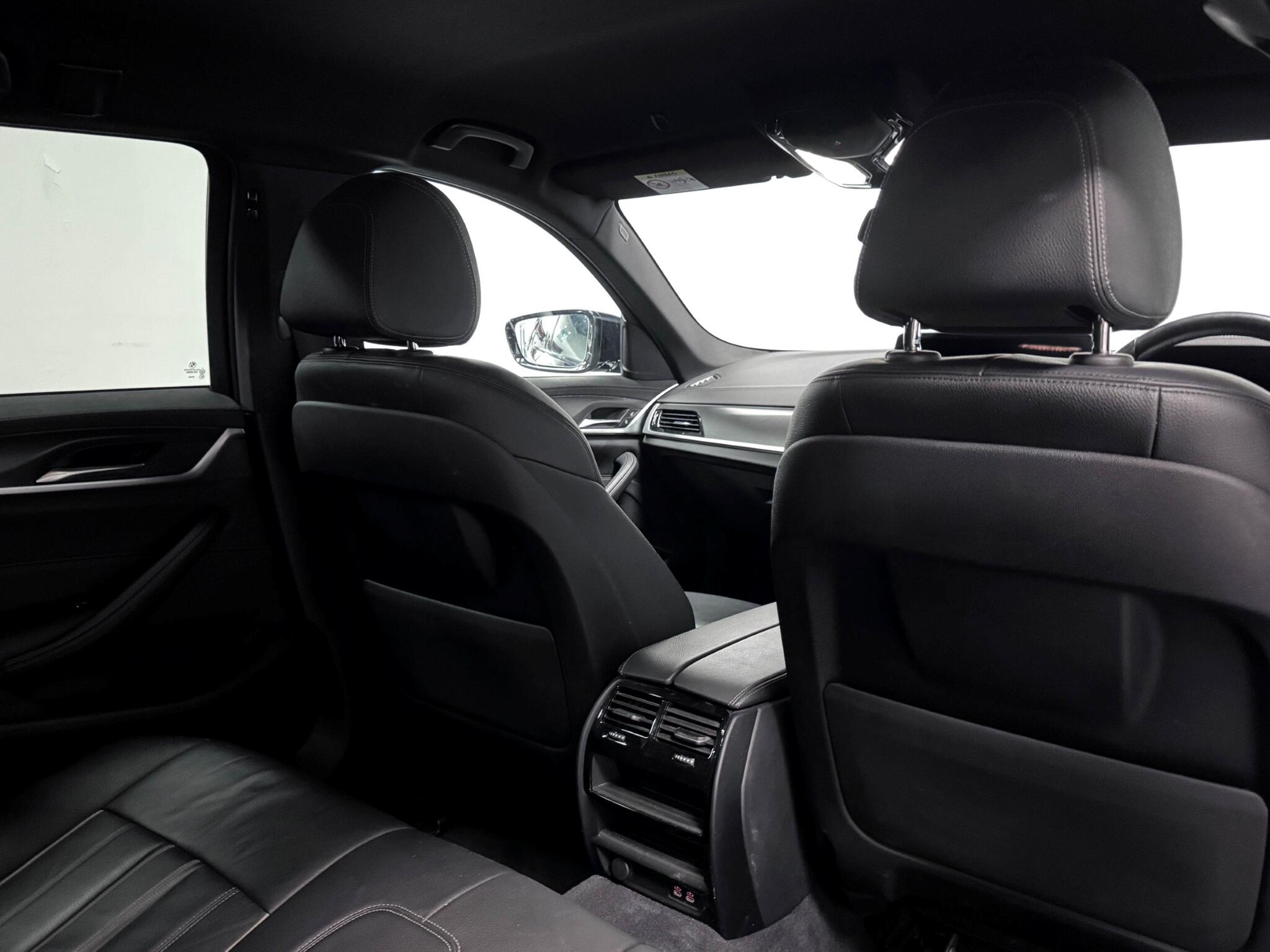 BMW 5 Series view 12