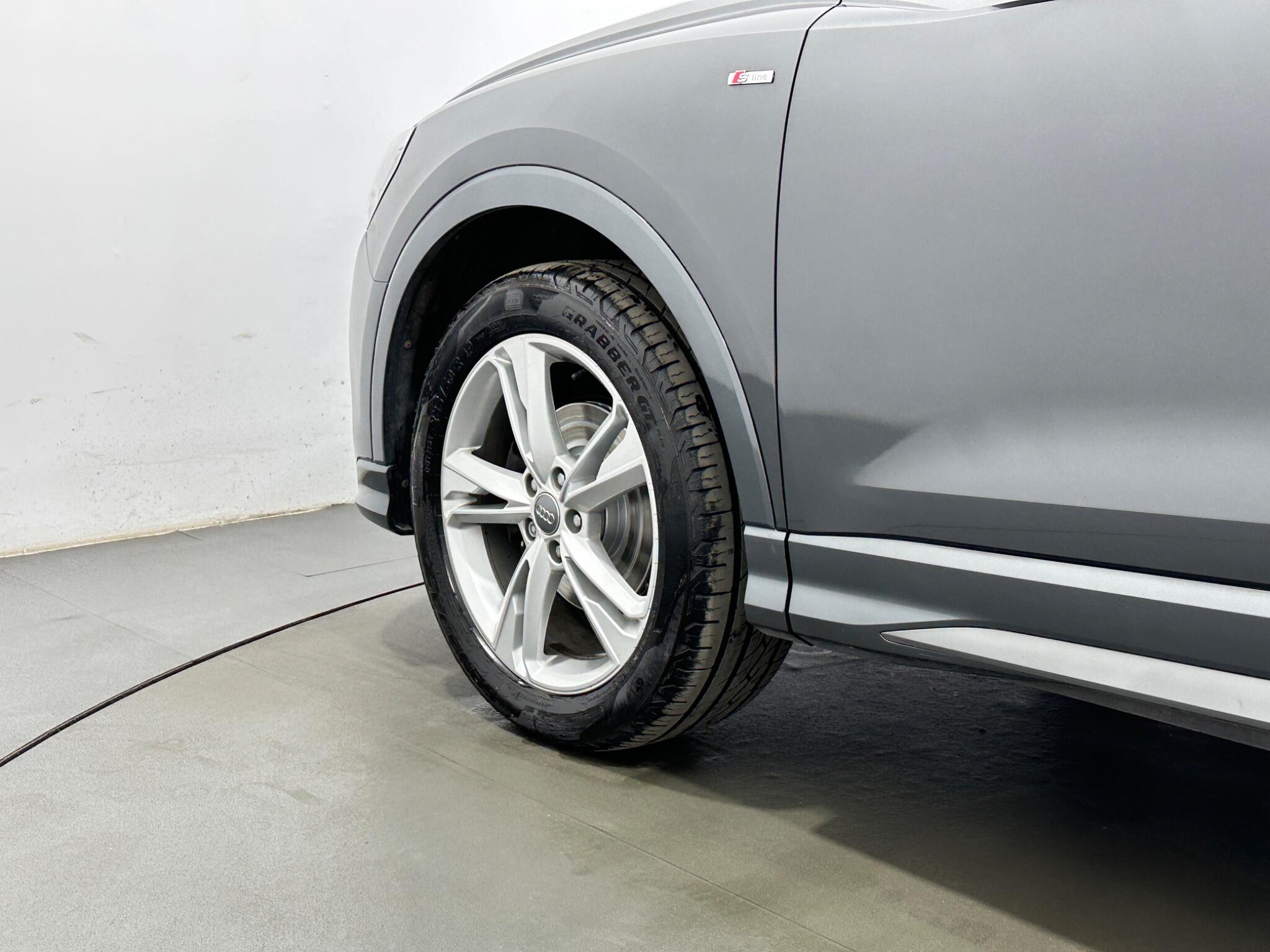 Audi Q3 view 50
