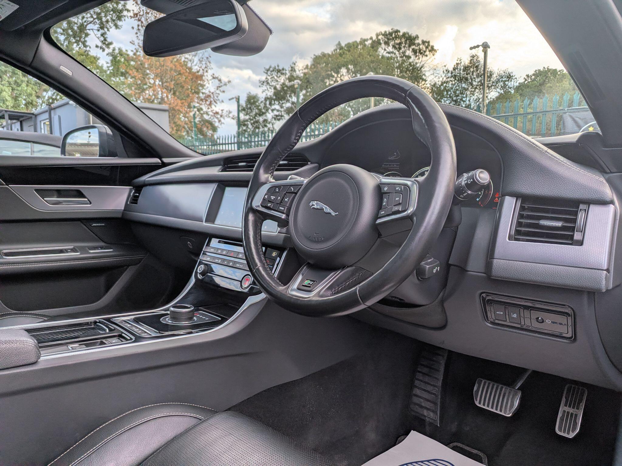 Jaguar XF view 16