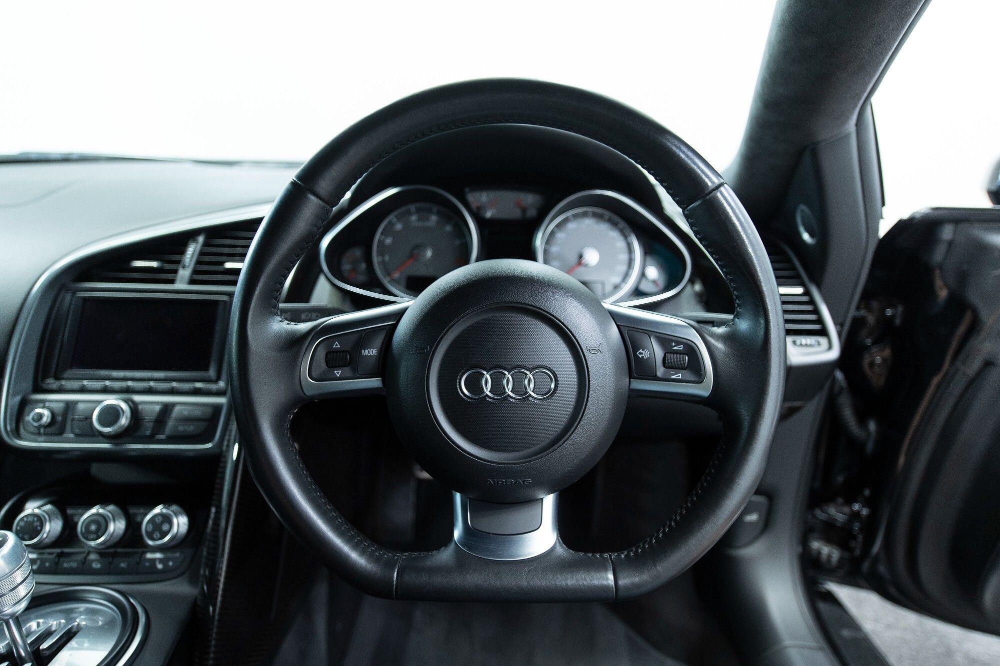 Audi R8 view 11